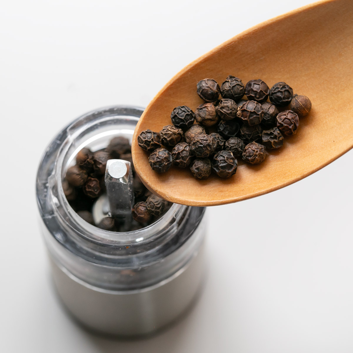 Russell Hobbs 電動ミル ミニ 2本セット 木製スタンド付き ソルト&ペッパーミル ( ラッセルホブス ミル 2個 LEDライト 電池式 ソルトミル ワンプッシュ セラミック刃 ウッドスタンド付き 小さめ 胡椒 岩塩 ) 【ブラック】 ブラック