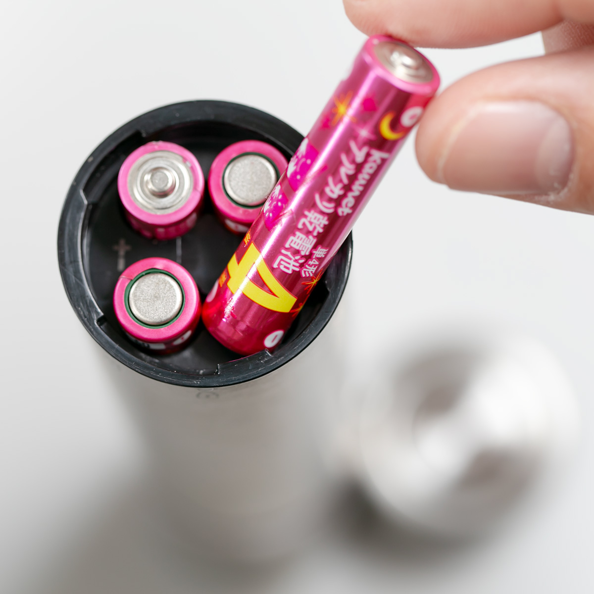 Russell Hobbs 電動ミル ミニ 2本セット 木製スタンド付き ソルト&ペッパーミル ( ラッセルホブス ミル 2個 LEDライト 電池式 ソルトミル ワンプッシュ セラミック刃 ウッドスタンド付き 小さめ 胡椒 岩塩 ) 【ブラック】 ブラック