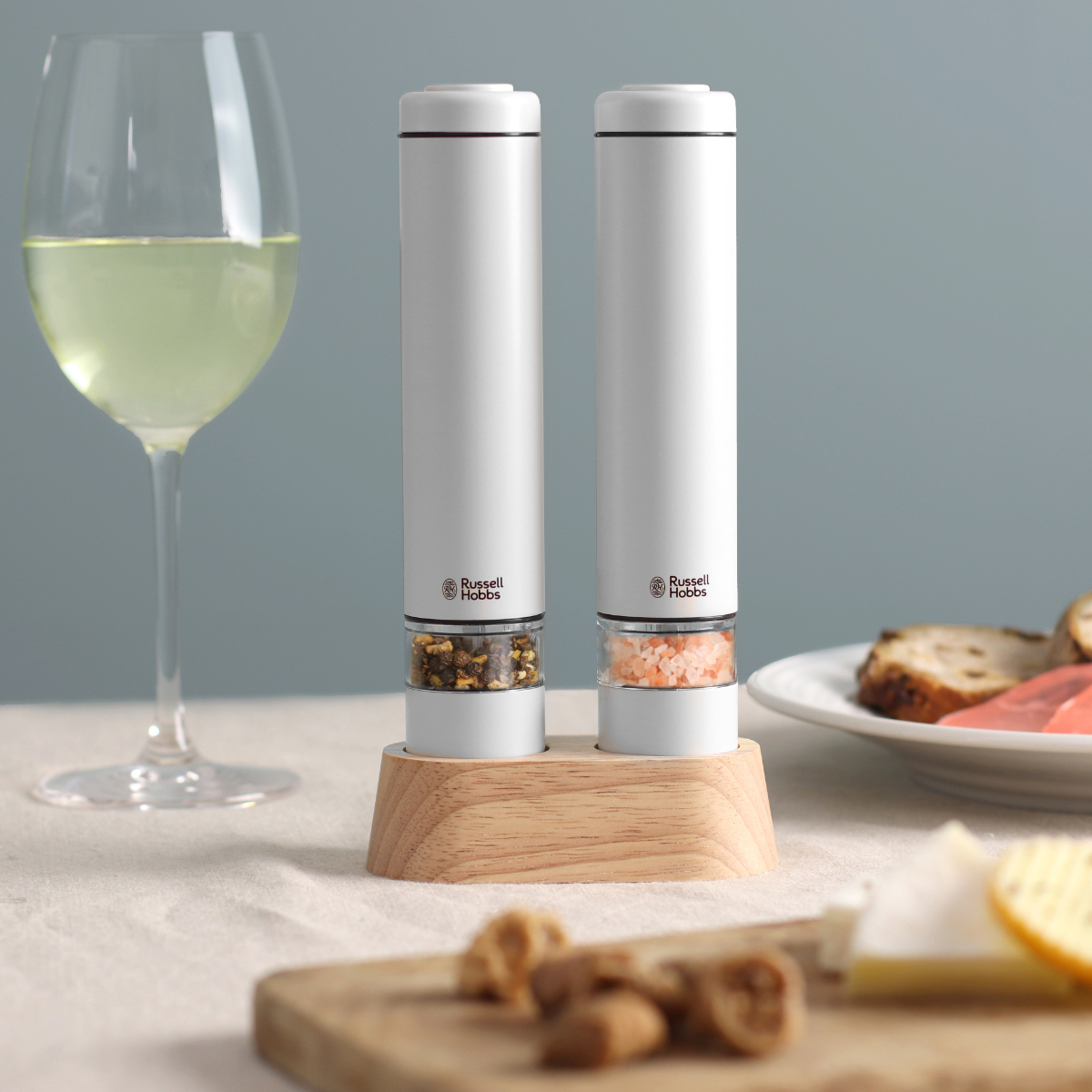 Russell Hobbs 電動ミル ミニ 2本セット 木製スタンド付き ソルト&ペッパーミル ( ラッセルホブス ミル 2個 LEDライト 電池式 ソルトミル ワンプッシュ セラミック刃 ウッドスタンド付き 小さめ 胡椒 岩塩 ) 【ブラック】 ブラック