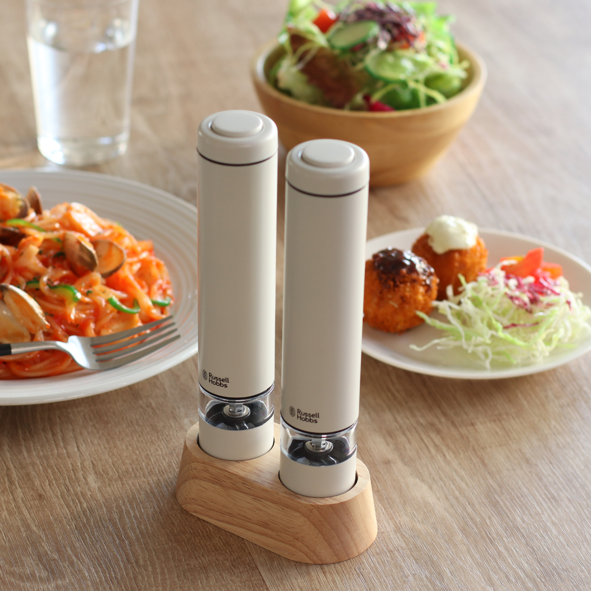 Russell Hobbs 電動ミル ミニ 2本セット 木製スタンド付き ソルト&ペッパーミル ( ラッセルホブス ミル 2個 LEDライト 電池式 ソルトミル ワンプッシュ セラミック刃 ウッドスタンド付き 小さめ 胡椒 岩塩 ) 【ブラック】 ブラック