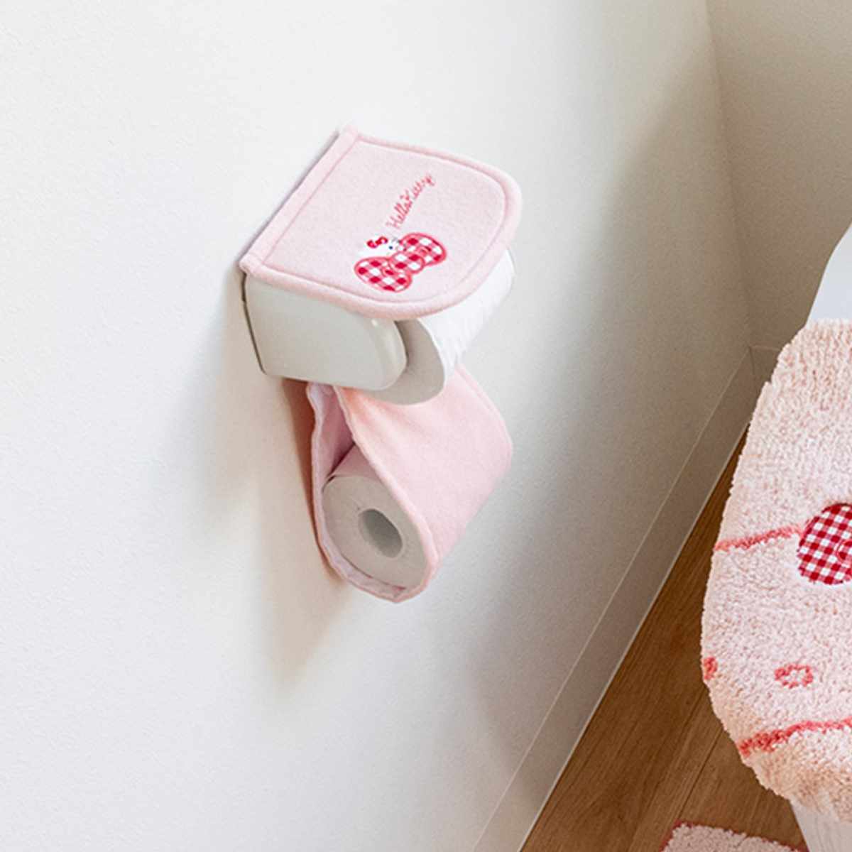 ペーパーホルダーカバー サンリオキャラクターズ シュシュ キティ クロミ ( トイレットペーパーカバー サンリオ ペーパーホルダー 洗濯OK ファブリック 予備 トイレタリー 取付簡単 洗える キャラクター キティちゃん クロミちゃん ) 【キティ】 キティ