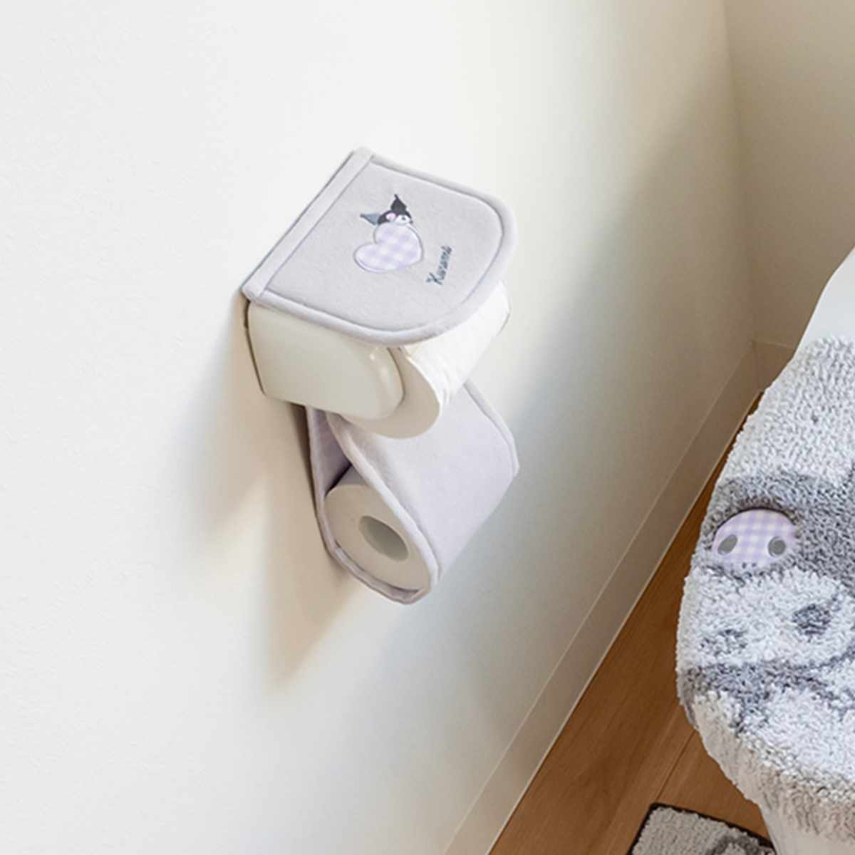 ペーパーホルダーカバー サンリオキャラクターズ シュシュ キティ クロミ ( トイレットペーパーカバー サンリオ ペーパーホルダー 洗濯OK ファブリック 予備 トイレタリー 取付簡単 洗える キャラクター キティちゃん クロミちゃん ) 【キティ】 キティ