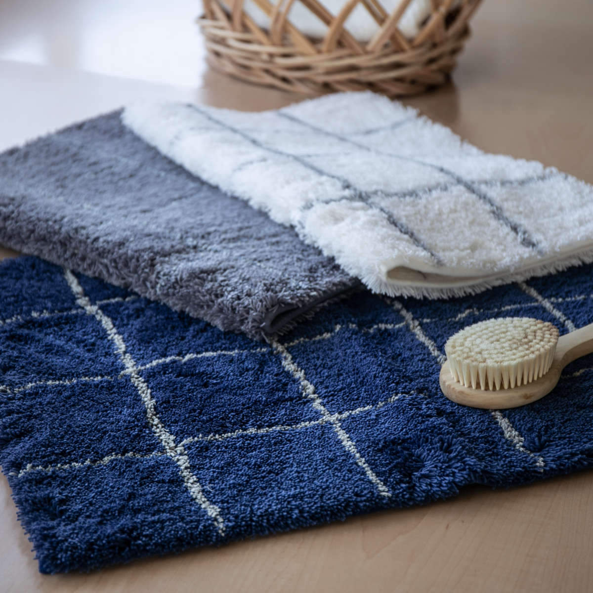 バスマット 乾度良好 モディッシュ 45×60cm ( 風呂マット お風呂マット 足ふきマット 足拭きマット 浴室マット 速乾 吸水 抗菌 防臭 滑り止め 縦45cm 横60cm バス 風呂 バスグッズ お風呂グッズ バス用品 お風呂用品 ) 【ホワイト】 ホワイト