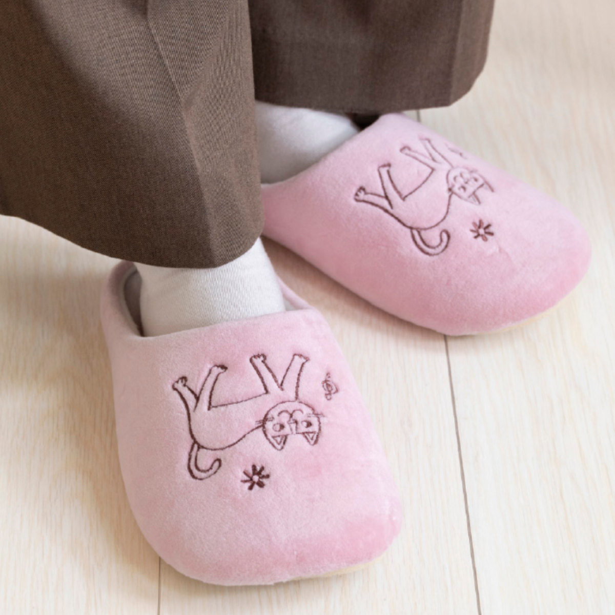 スリッパ 23~25cm ルームシューズ おかべてつろう ( 洗える 室内 レディース 猫 雑貨 ふわふわ オールシーズン ルームスリッパ インテリア雑貨 自宅 室内用 静音 トイレ ) 【ピンク】 ピンク