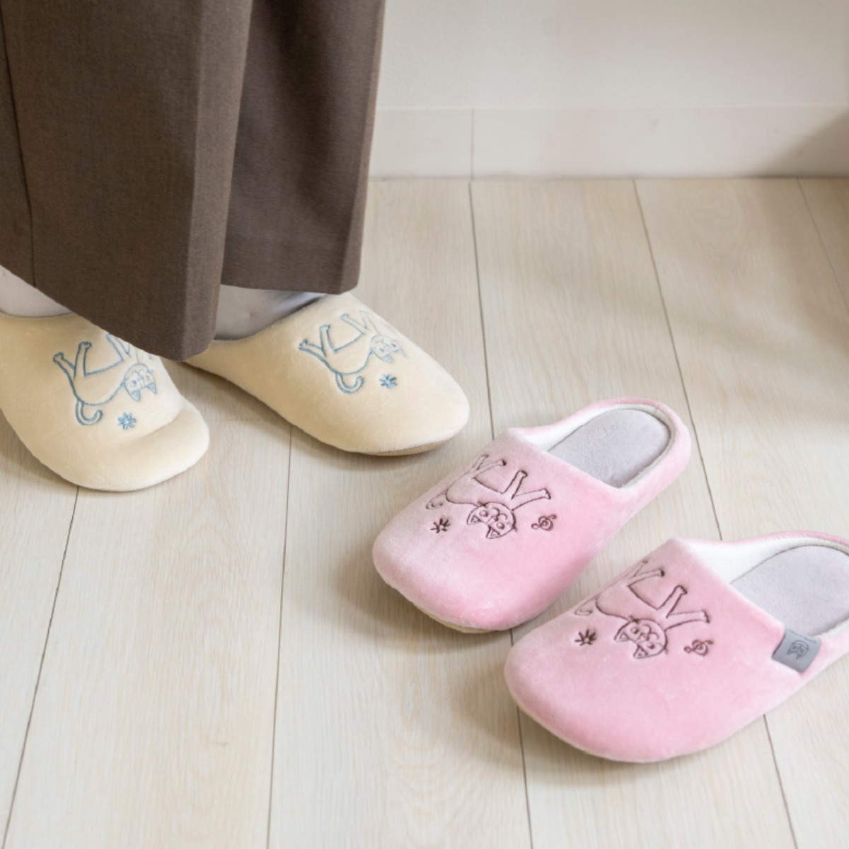 スリッパ 23~25cm ルームシューズ おかべてつろう ( 洗える 室内 レディース 猫 雑貨 ふわふわ オールシーズン ルームスリッパ インテリア雑貨 自宅 室内用 静音 トイレ ) 【ピンク】 ピンク
