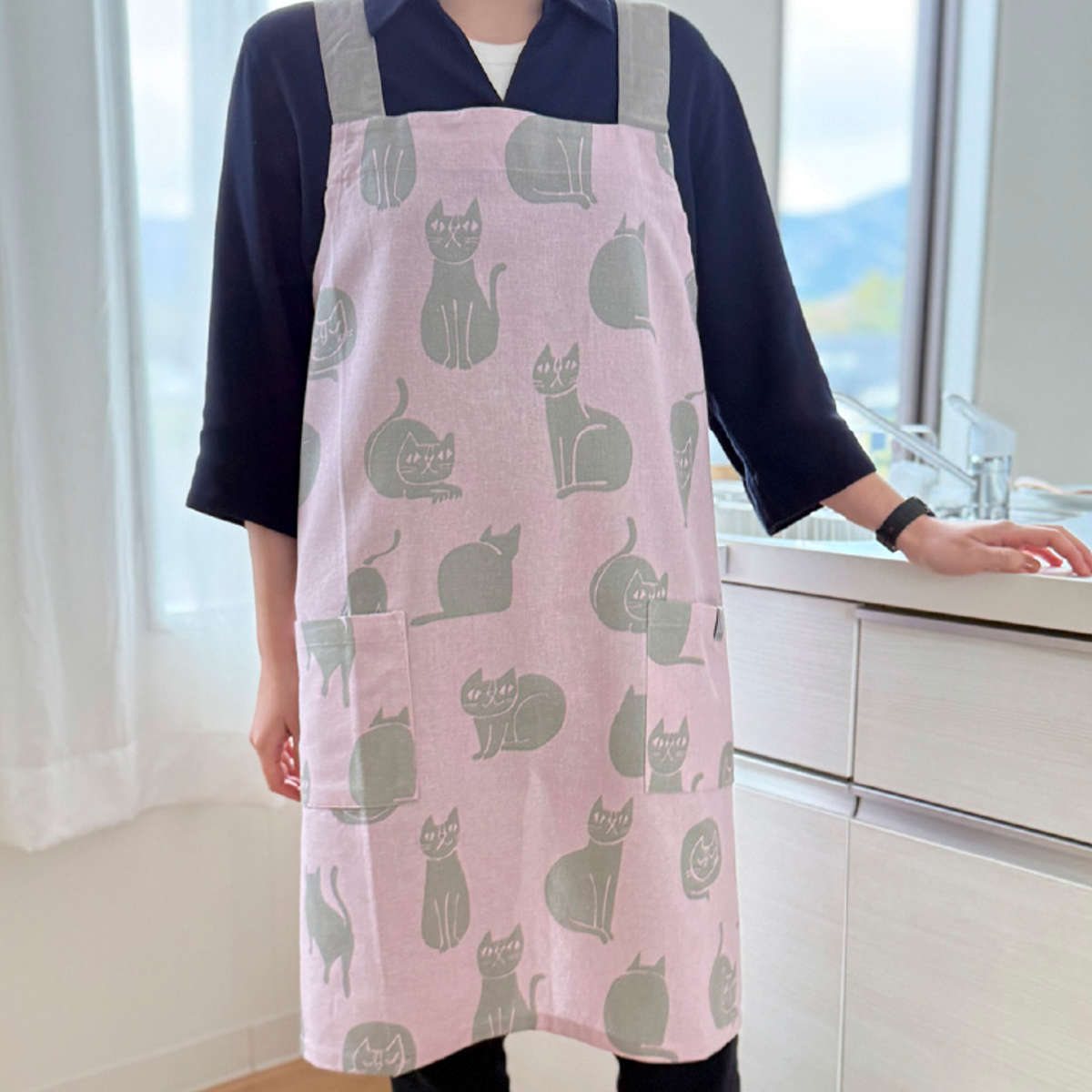 エプロン おかべてつろう ネコ 綿100% ポケット付き 洗濯機可 ( キッチンエプロン 台所エプロン バッククロス フリークロス ねこ 丸洗い 胸当てエプロン かぶるだけ たすき掛け 大人用 レディース インド綿 コットン ) 【ベージュ】 ベージュ