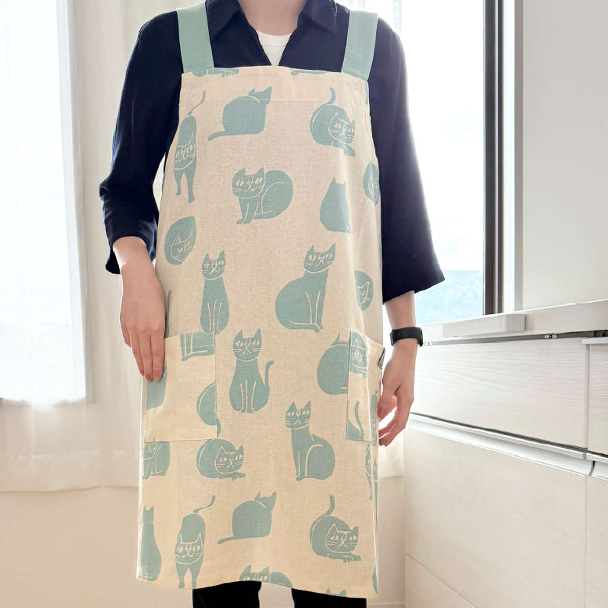 エプロン おかべてつろう ネコ 綿100% ポケット付き 洗濯機可 ( キッチンエプロン 台所エプロン バッククロス フリークロス ねこ 丸洗い 胸当てエプロン かぶるだけ たすき掛け 大人用 レディース インド綿 コットン ) 【ベージュ】 ベージュ