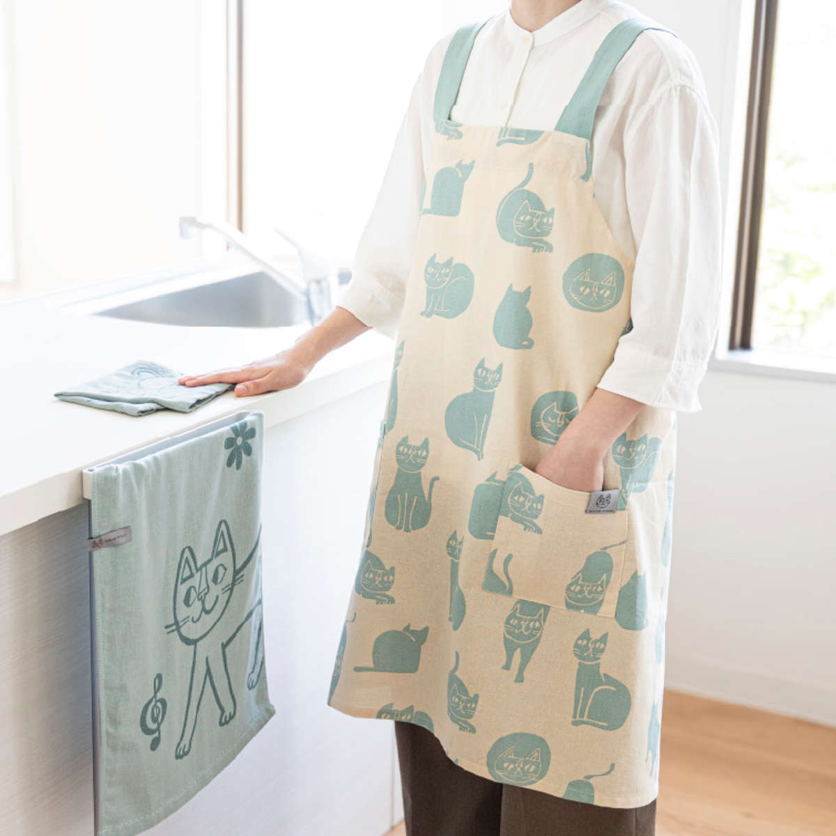 エプロン おかべてつろう ネコ 綿100% ポケット付き 洗濯機可 ( キッチンエプロン 台所エプロン バッククロス フリークロス ねこ 丸洗い 胸当てエプロン かぶるだけ たすき掛け 大人用 レディース インド綿 コットン ) 【ベージュ】 ベージュ