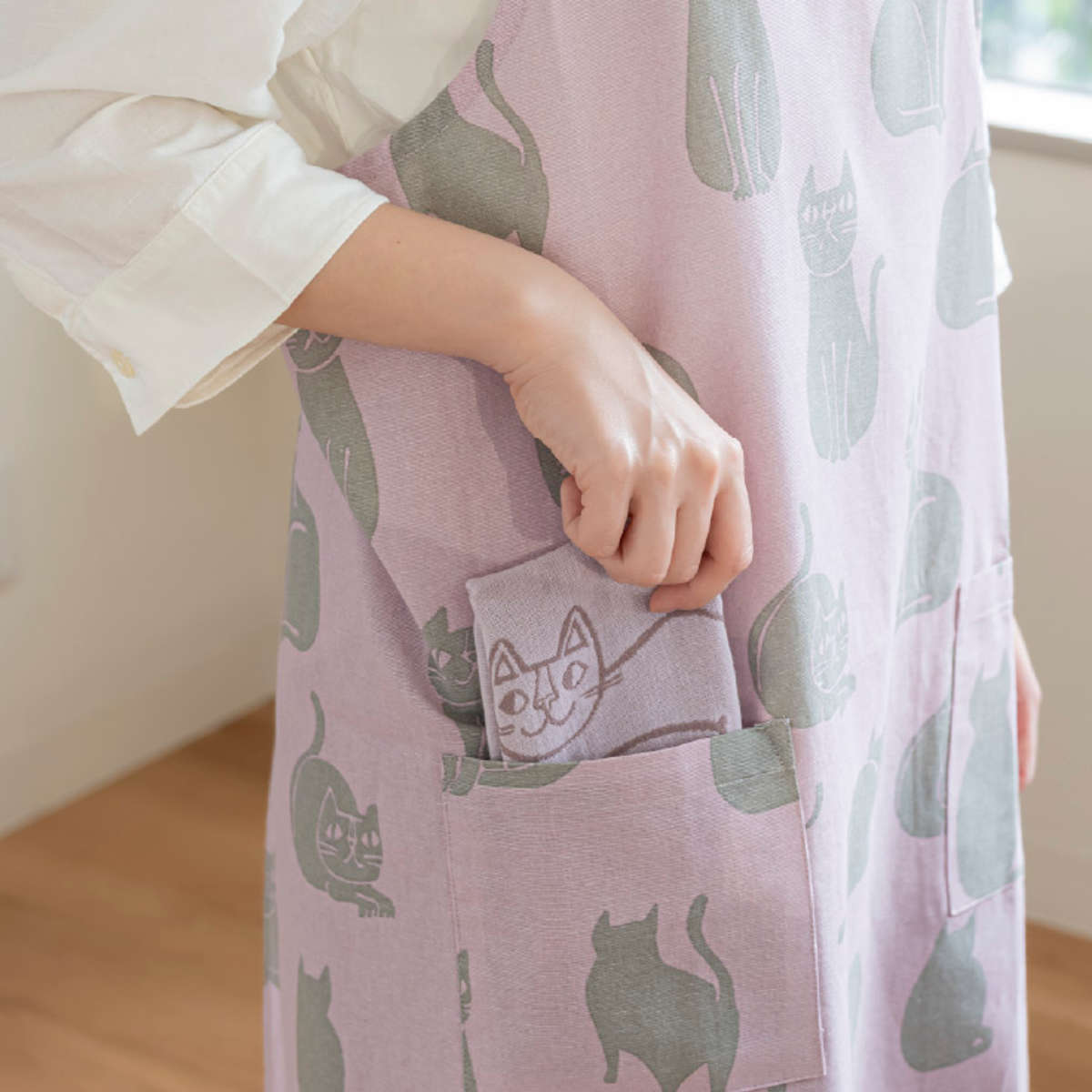 エプロン おかべてつろう ネコ 綿100% ポケット付き 洗濯機可 ( キッチンエプロン 台所エプロン バッククロス フリークロス ねこ 丸洗い 胸当てエプロン かぶるだけ たすき掛け 大人用 レディース インド綿 コットン ) 【ベージュ】 ベージュ