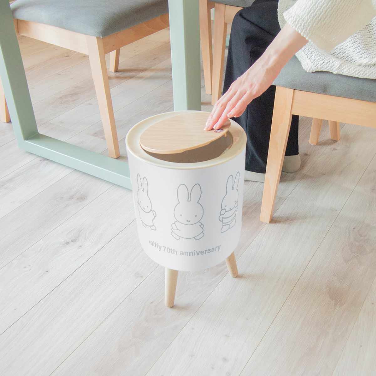 ゴミ箱 7L ミッフィー 限定デザイン 70周年 小物入れ おしゃれ ( ごみ箱 7リットル miffy 脚付き ふた付き プッシュふた 木目調 ホワイト かわいい 脚付きダストボックス 袋止め付き コンパクト シンプル ミッフィーグッズ 北欧 )