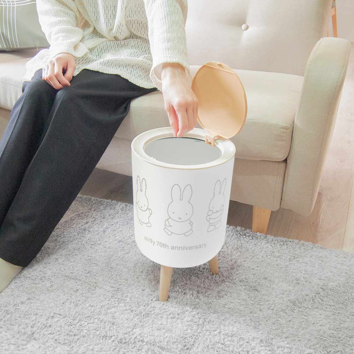 ゴミ箱 7L ミッフィー 限定デザイン 70周年 小物入れ おしゃれ ( ごみ箱 7リットル miffy 脚付き ふた付き プッシュふた 木目調 ホワイト かわいい 脚付きダストボックス 袋止め付き コンパクト シンプル ミッフィーグッズ 北欧 )