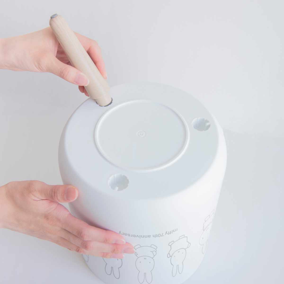 ゴミ箱 7L ミッフィー 限定デザイン 70周年 小物入れ おしゃれ ( ごみ箱 7リットル miffy 脚付き ふた付き プッシュふた 木目調 ホワイト かわいい 脚付きダストボックス 袋止め付き コンパクト シンプル ミッフィーグッズ 北欧 )