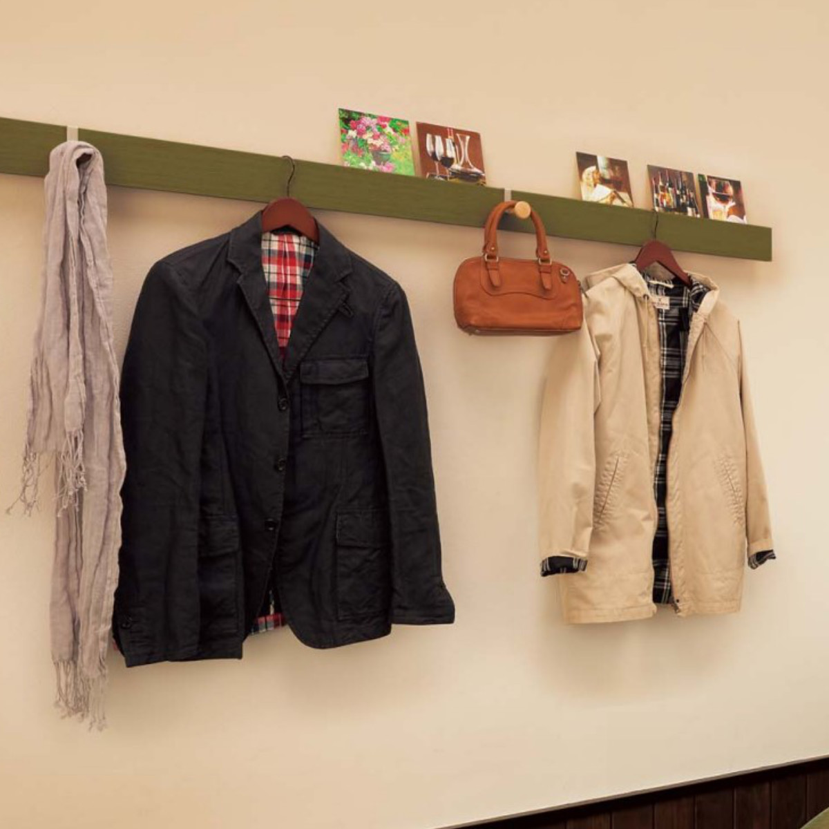 壁掛け ハンガーフック 幅180cm 奥行3cm 木目調 塗装できる 壁面収納 レール フック 長押風 ( フック付き ウォールハンガー コートハンガー 壁面 収納 ハンガー掛け 壁掛けハンガー 壁掛けフック 玄関収納 洋服掛け コート掛け )