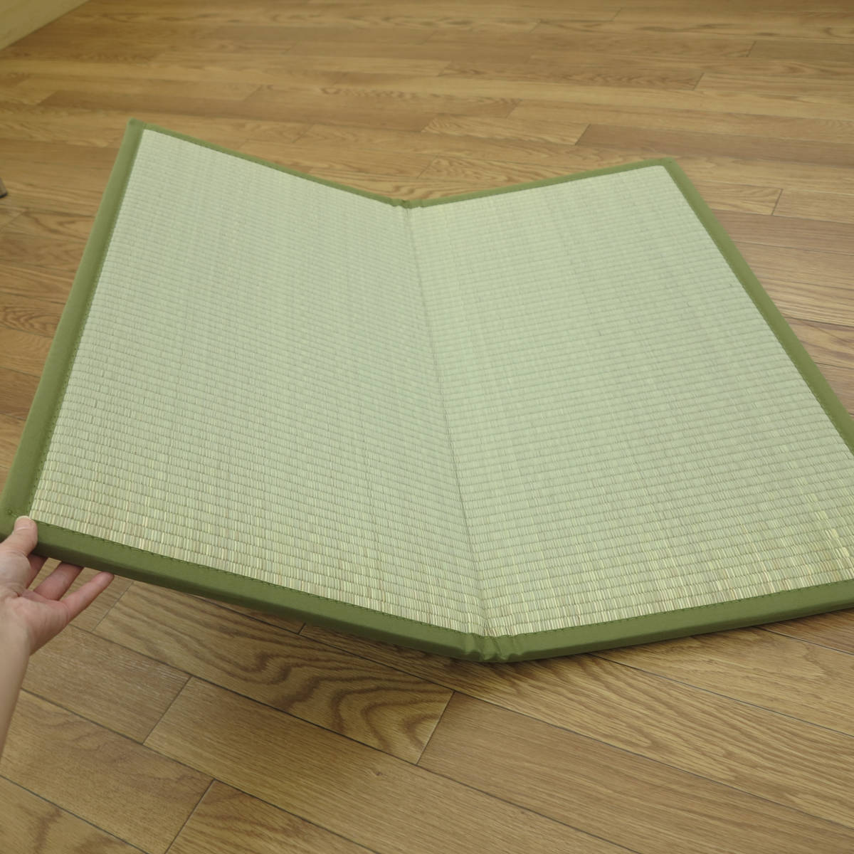 置き畳 二つ折りフロア畳 織姫 82×82 厚さ1.3cm 国産 6枚セット ( ユニット畳 フローリング畳 フロア畳 折りたたみ畳 二つ折り い草 日本製 6枚 畳マット い草マット い草ラグ 畳スペース システム畳 和室 軽い 軽量 滑り止め ) 【ベージュ】 ベージュ
