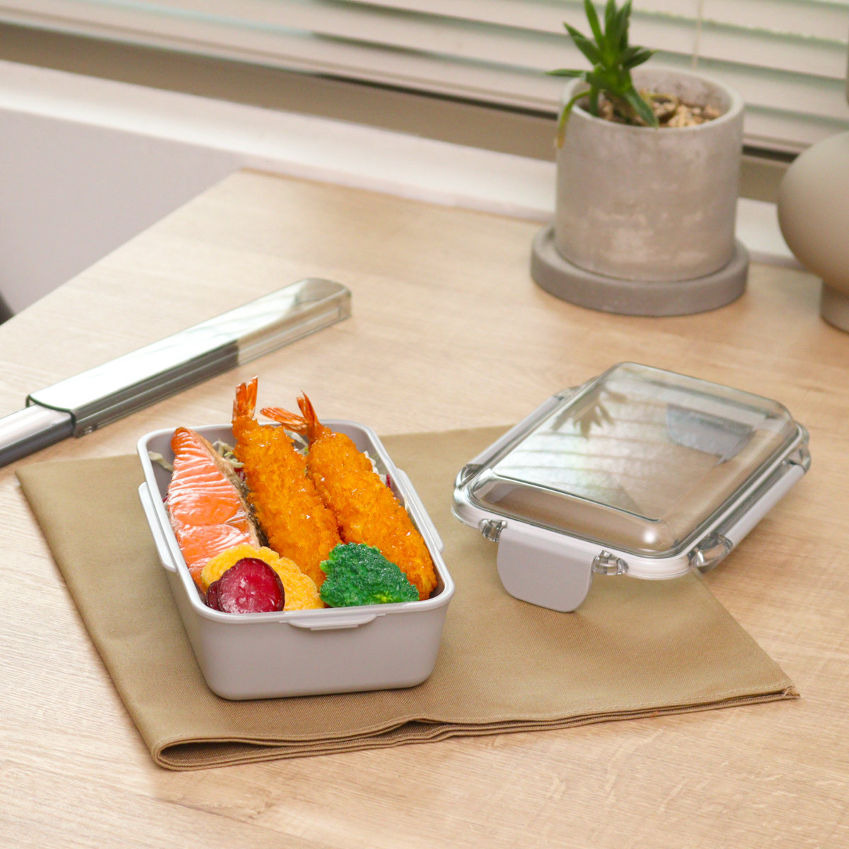 弁当箱 500ml カームカラー ランチボックス 仕切付 ( お弁当箱 食洗機対応 レンジ対応 一段 ドーム蓋 日本製 食洗機OK レンジOK お弁当 弁当 4点ロック 仕切り付き 女性 女子 )