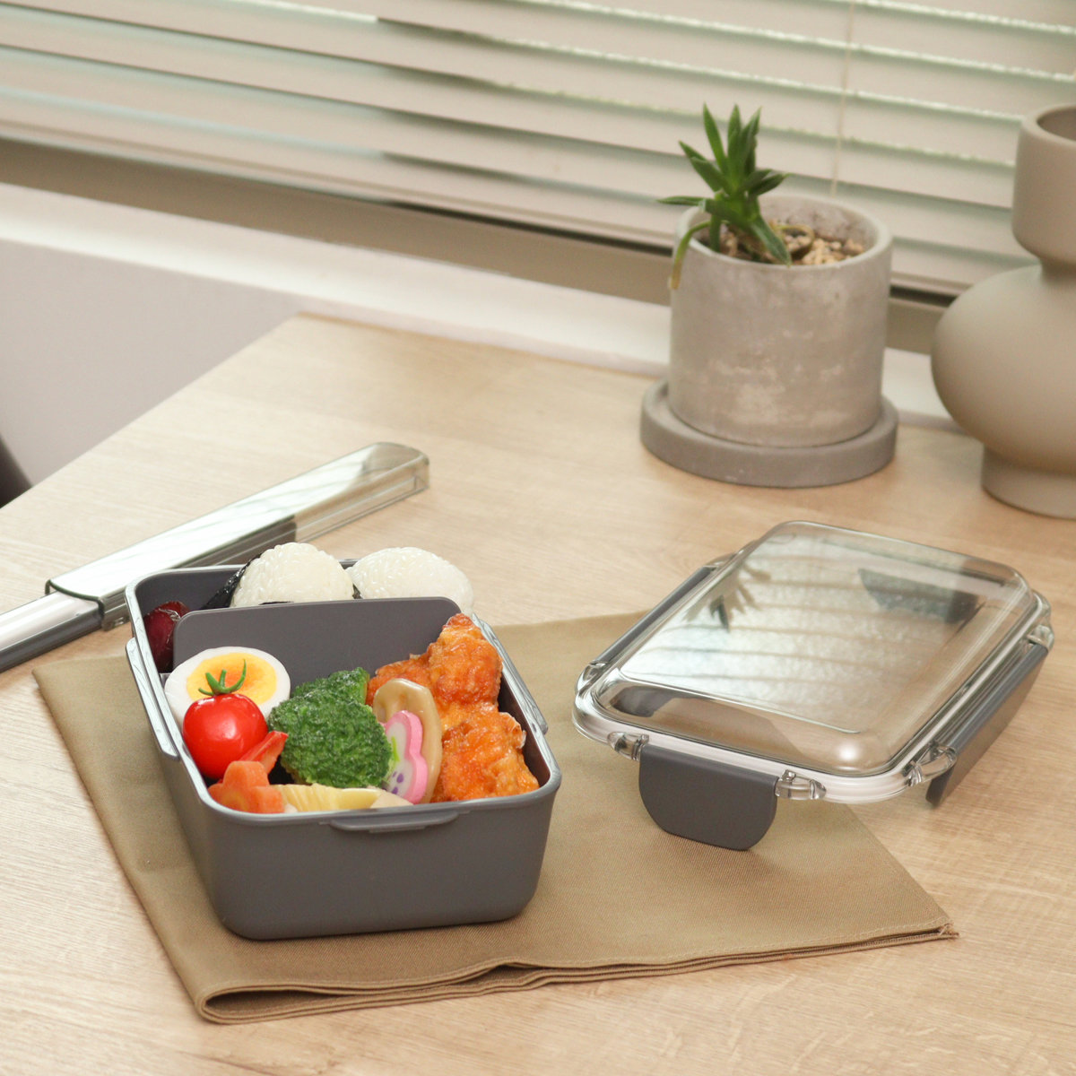 弁当箱 900ml カームカラー ランチボックス 仕切付 ( お弁当箱 食洗機対応 レンジ対応 一段 ドーム蓋 日本製 食洗機OK レンジOK お弁当 弁当 4点ロック 仕切り付き 男性 男子 )