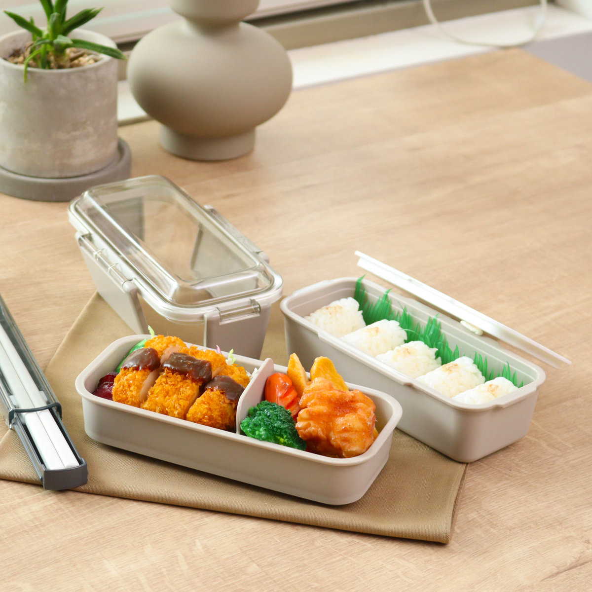 弁当箱 600ml カームカラー ランチボックス二段 仕切付 ( 食洗機対応 レンジ対応 二段 抗菌 ドーム型 4点ロック 日本製 仕切り付き 銀 AG 食洗機OK レンジOK お弁当 弁当 抗菌加工 二段弁当 )