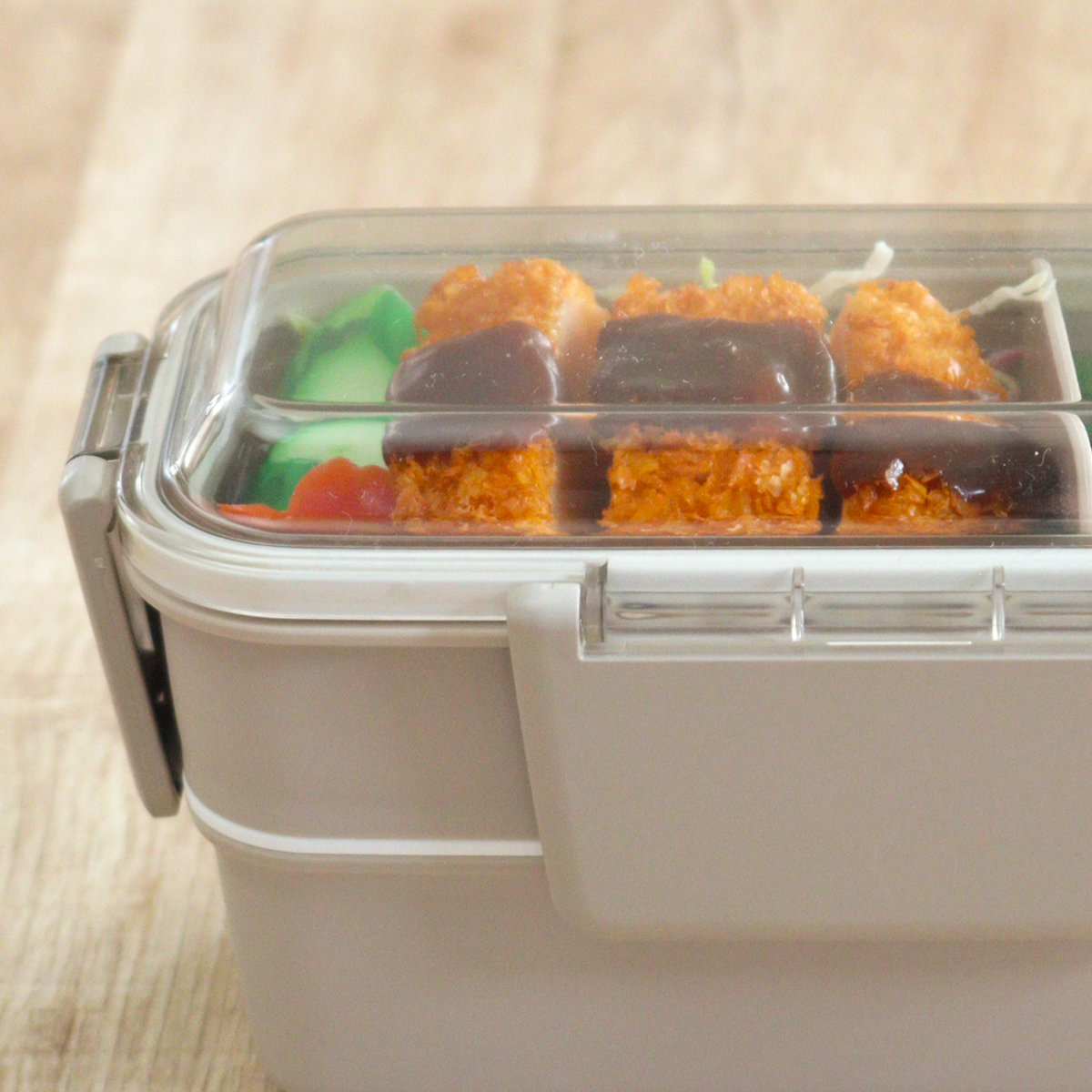 弁当箱 600ml カームカラー ランチボックス二段 仕切付 ( 食洗機対応 レンジ対応 二段 抗菌 ドーム型 4点ロック 日本製 仕切り付き 銀 AG 食洗機OK レンジOK お弁当 弁当 抗菌加工 二段弁当 )