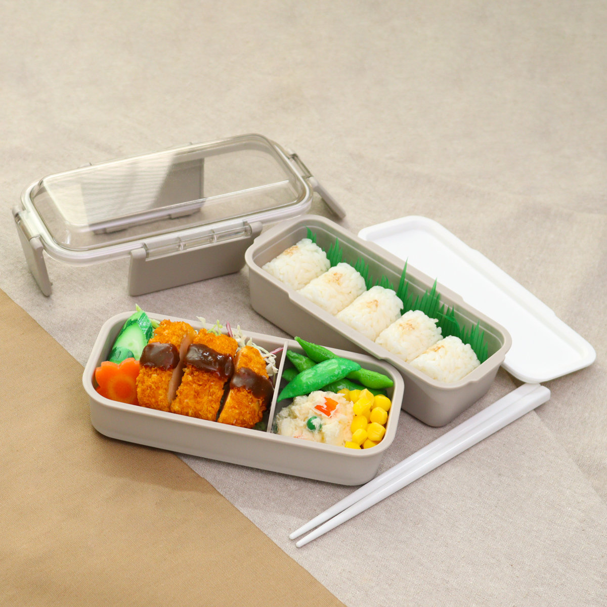 弁当箱 600ml カームカラー ランチボックス二段 仕切付 ( 食洗機対応 レンジ対応 二段 抗菌 ドーム型 4点ロック 日本製 仕切り付き 銀 AG 食洗機OK レンジOK お弁当 弁当 抗菌加工 二段弁当 )