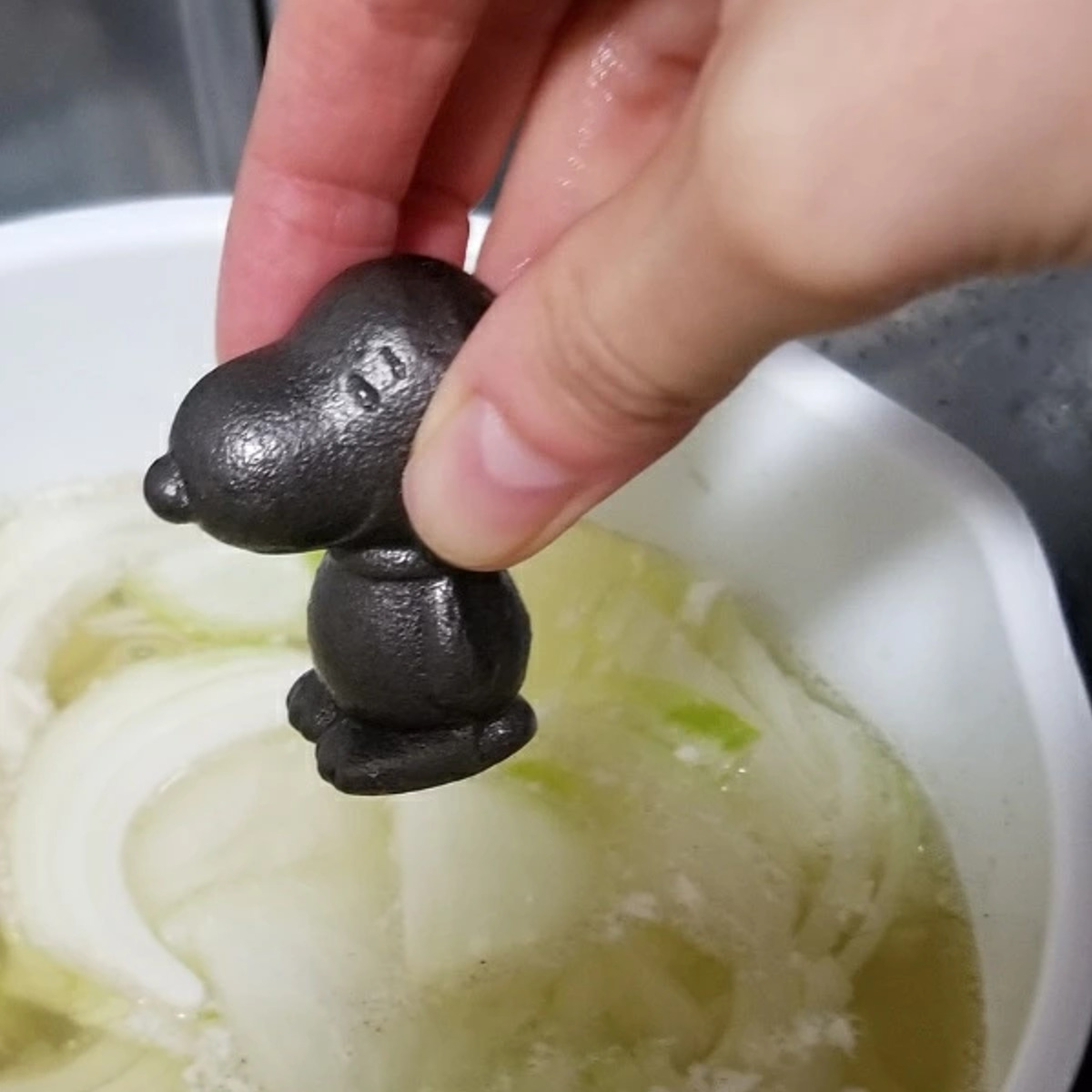 鉄玉 南部鉄玉 南部鉄器 キャラクター ( 日本製 鉄分補給 鉄玉子 鉄たまご 鉄分 補給 南部鉄 ハローキティ すみっコぐらし ドラえもん スヌーピー 料理 漬物 ぬか漬け ぬか 黒豆 鍋 やかん お茶 味噌汁 煮物 鋳物 煮出し 砂抜き ) 【すみっコぐらし】 すみっコぐらし