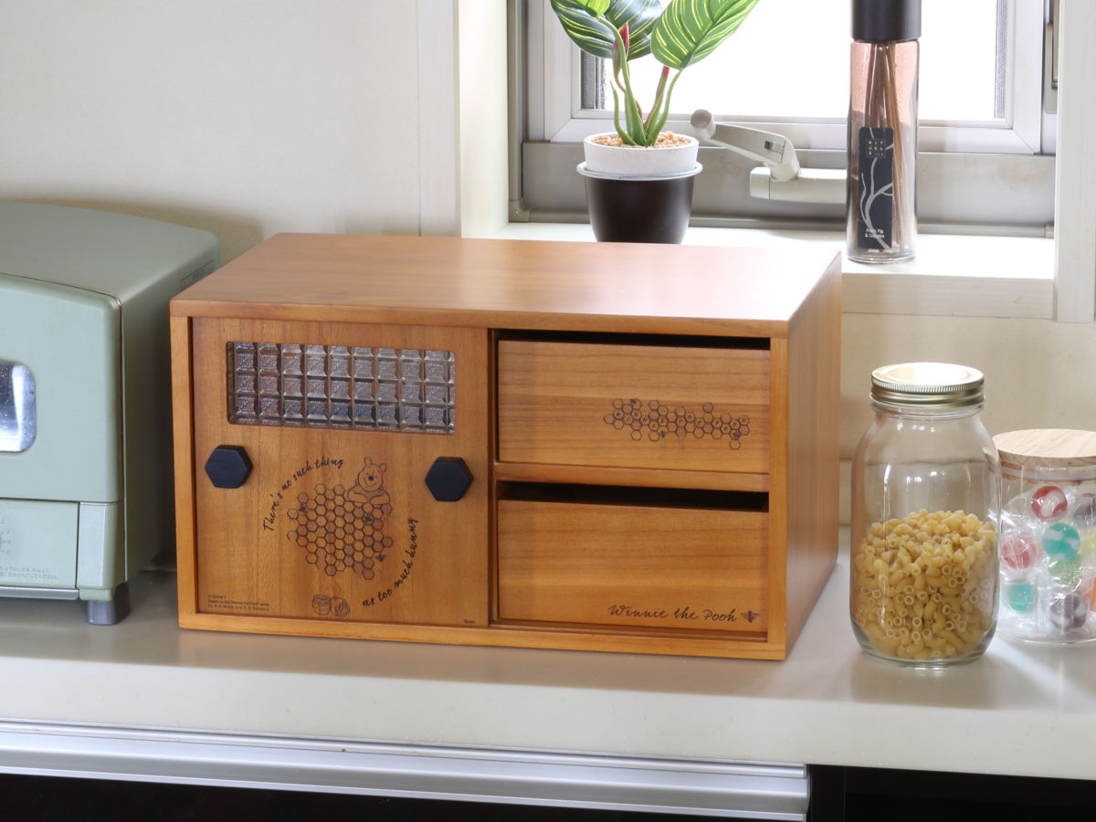 送料込み　木製 食器棚 上部収納付き 引き出し3つ dショッピング |カウンター上収納 プーさんの引出し付き引き戸小物収納