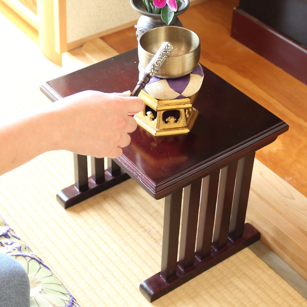 供物机 仏壇前 ミニテーブル 桐製 ( 経机 仏前 供物台 御供え机 テーブル 台 天然木 桐 500g 軽い 持ち運び コンパクト 組み立て 簡単 仏壇 お供え 軽量 花立て 香炉 ローソク立て 線香立て おりん 文机 配膳台 作業台 )