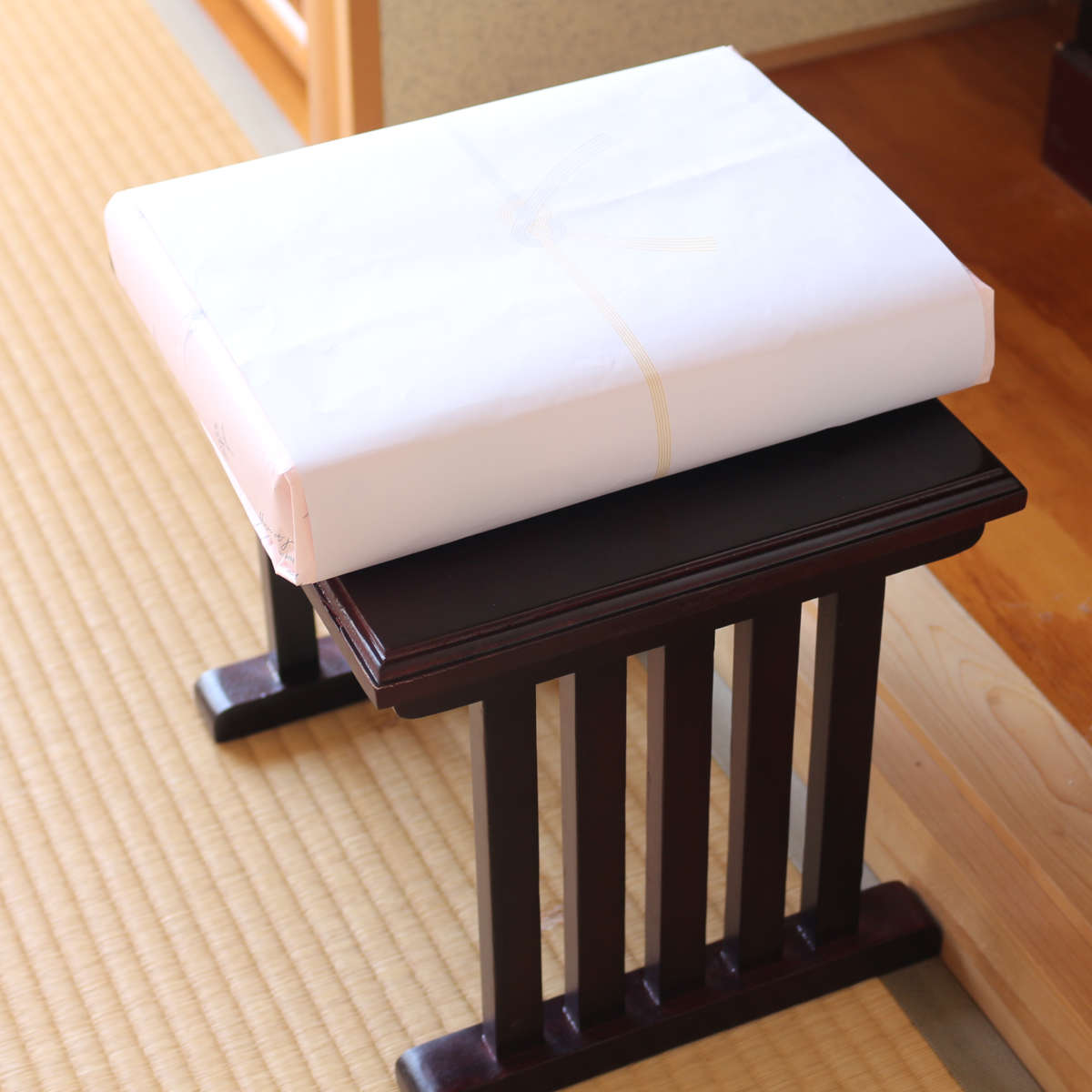 供物机 仏壇前 ミニテーブル 桐製 ( 経机 仏前 供物台 御供え机 テーブル 台 天然木 桐 500g 軽い 持ち運び コンパクト 組み立て 簡単 仏壇 お供え 軽量 花立て 香炉 ローソク立て 線香立て おりん 文机 配膳台 作業台 )