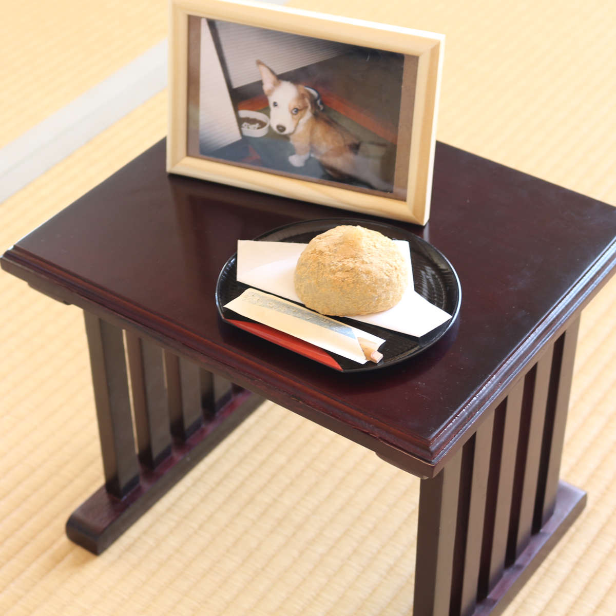 供物机 仏壇前 ミニテーブル 桐製 ( 経机 仏前 供物台 御供え机 テーブル 台 天然木 桐 500g 軽い 持ち運び コンパクト 組み立て 簡単 仏壇 お供え 軽量 花立て 香炉 ローソク立て 線香立て おりん 文机 配膳台 作業台 )