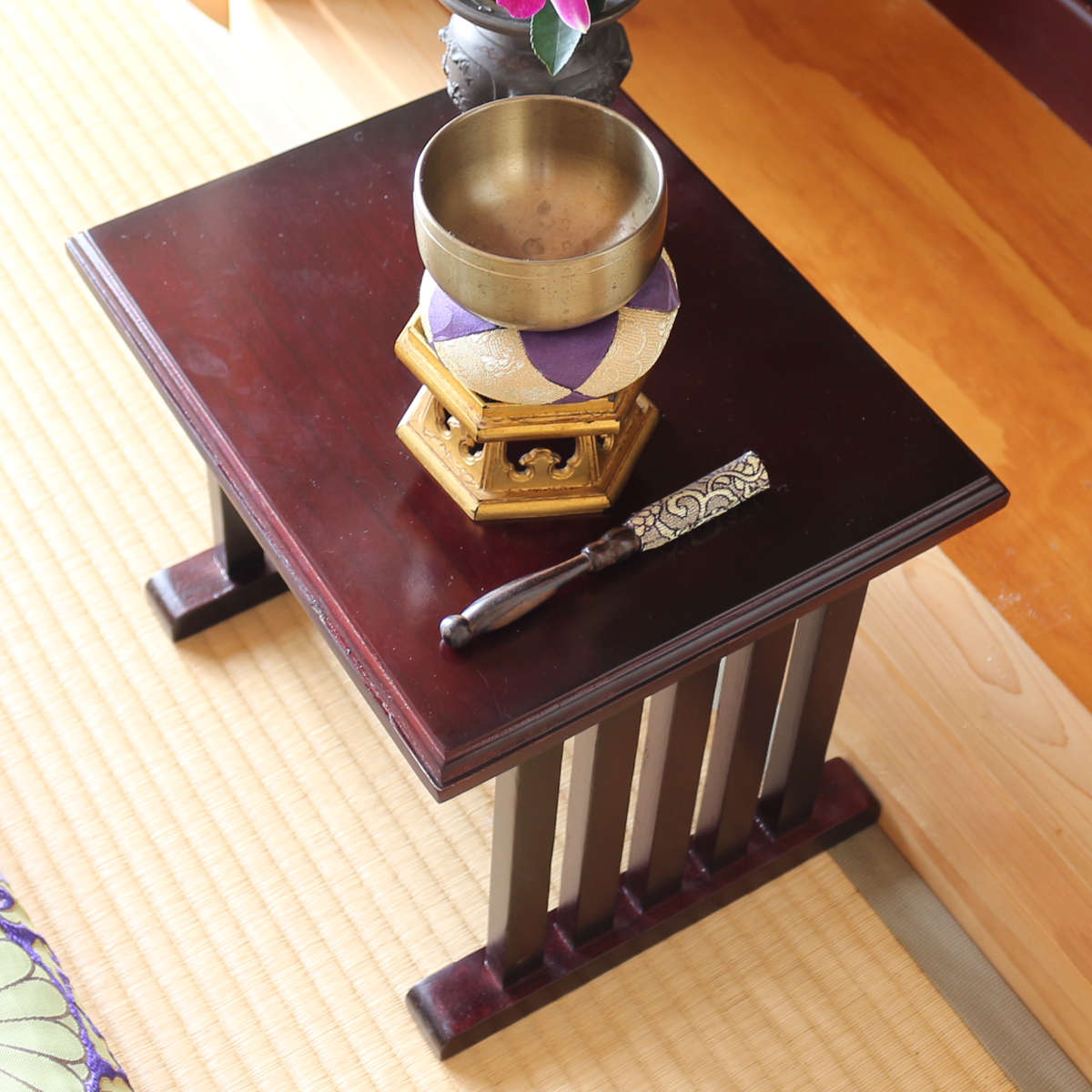 供物机 仏壇前 ミニテーブル 桐製 ( 経机 仏前 供物台 御供え机 テーブル 台 天然木 桐 500g 軽い 持ち運び コンパクト 組み立て 簡単 仏壇 お供え 軽量 花立て 香炉 ローソク立て 線香立て おりん 文机 配膳台 作業台 )