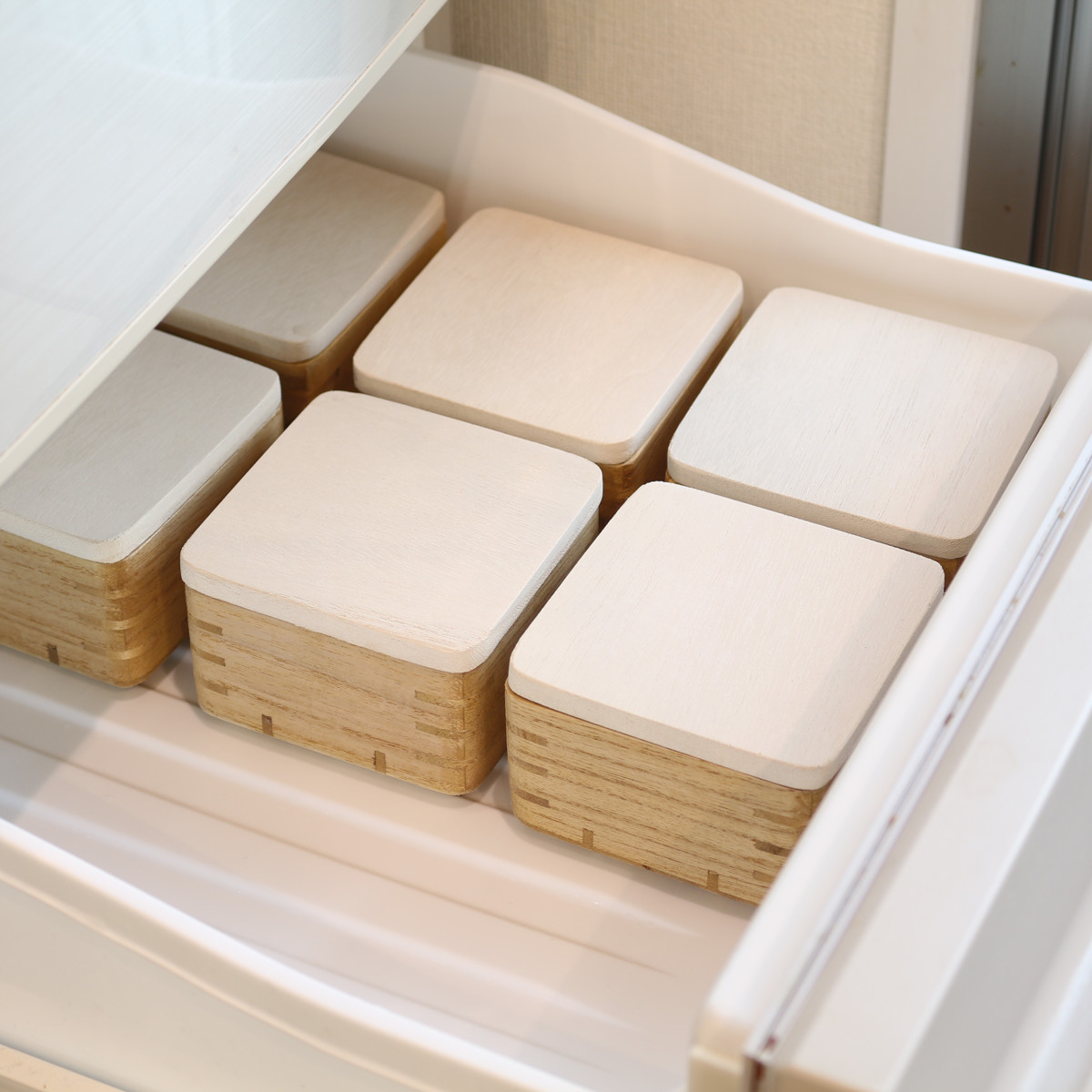 ご飯容器 保存容器 kirisai 桐のレンジでごはん鉢 小 ( おひつ お櫃 茶碗 桐 食器 日本製 調湿 冷凍ご飯 電子レンジ対応 冷凍 冷蔵 ご飯 鉢 お米 白米 むし鉢 蒸し器 容器 レンジ調理 温め直し 美味しい コンパクト 正方形 120g )