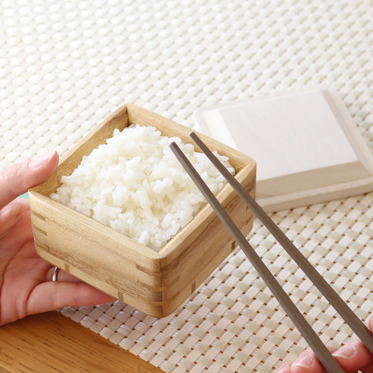 ご飯容器 保存容器 kirisai 桐のレンジでごはん鉢 小 ( おひつ お櫃 茶碗 桐 食器 日本製 調湿 冷凍ご飯 電子レンジ対応 冷凍 冷蔵 ご飯 鉢 お米 白米 むし鉢 蒸し器 容器 レンジ調理 温め直し 美味しい コンパクト 正方形 120g )