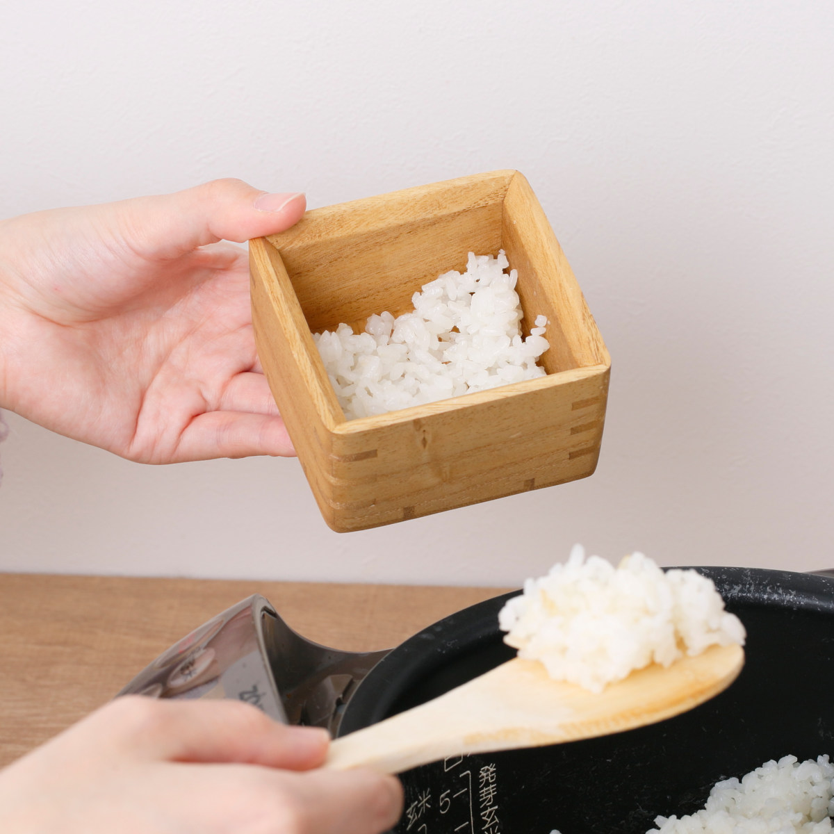 ご飯容器 保存容器 kirisai 桐のレンジでごはん鉢 小 ( おひつ お櫃 茶碗 桐 食器 日本製 調湿 冷凍ご飯 電子レンジ対応 冷凍 冷蔵 ご飯 鉢 お米 白米 むし鉢 蒸し器 容器 レンジ調理 温め直し 美味しい コンパクト 正方形 120g )