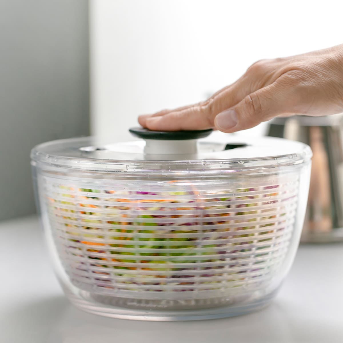 OXO サラダスピナー クリア 小 食洗機対応 野菜水切り器 ( オクソー 野菜水切りかご スピナー 手動 滑り止め付き ボウル コランダー 分解 下ごしらえ用品 時短 便利グッズ キッチンツール )