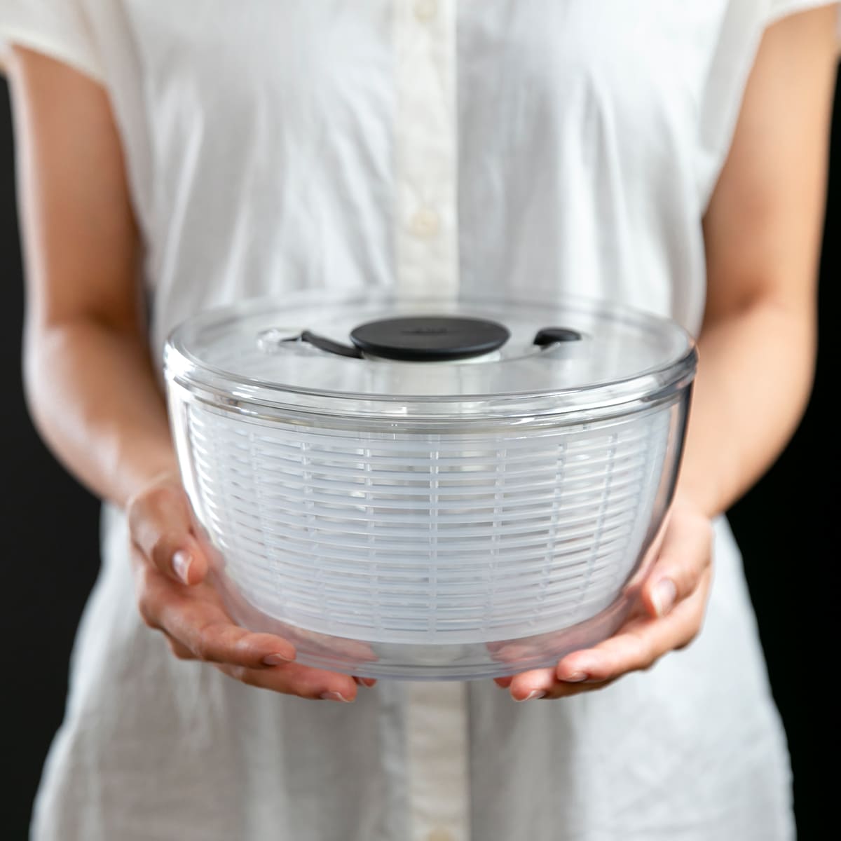 OXO サラダスピナー クリア 小 食洗機対応 野菜水切り器 ( オクソー 野菜水切りかご スピナー 手動 滑り止め付き ボウル コランダー 分解 下ごしらえ用品 時短 便利グッズ キッチンツール )