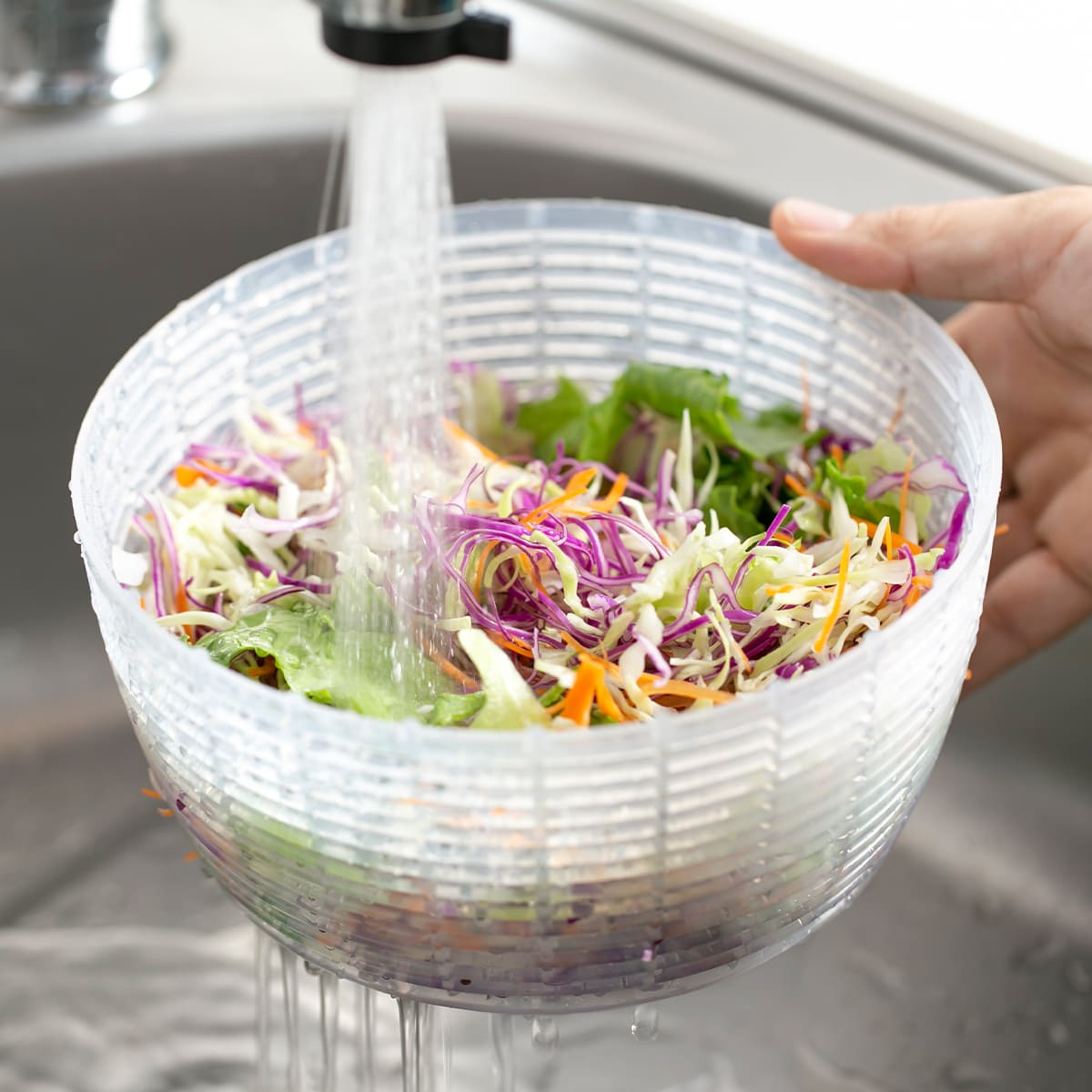 OXO サラダスピナー クリア 小 食洗機対応 野菜水切り器 ( オクソー 野菜水切りかご スピナー 手動 滑り止め付き ボウル コランダー 分解 下ごしらえ用品 時短 便利グッズ キッチンツール )