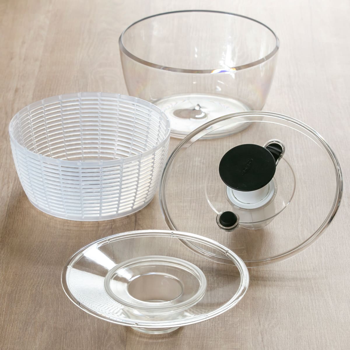 OXO サラダスピナー クリア 小 食洗機対応 野菜水切り器 ( オクソー 野菜水切りかご スピナー 手動 滑り止め付き ボウル コランダー 分解 下ごしらえ用品 時短 便利グッズ キッチンツール )