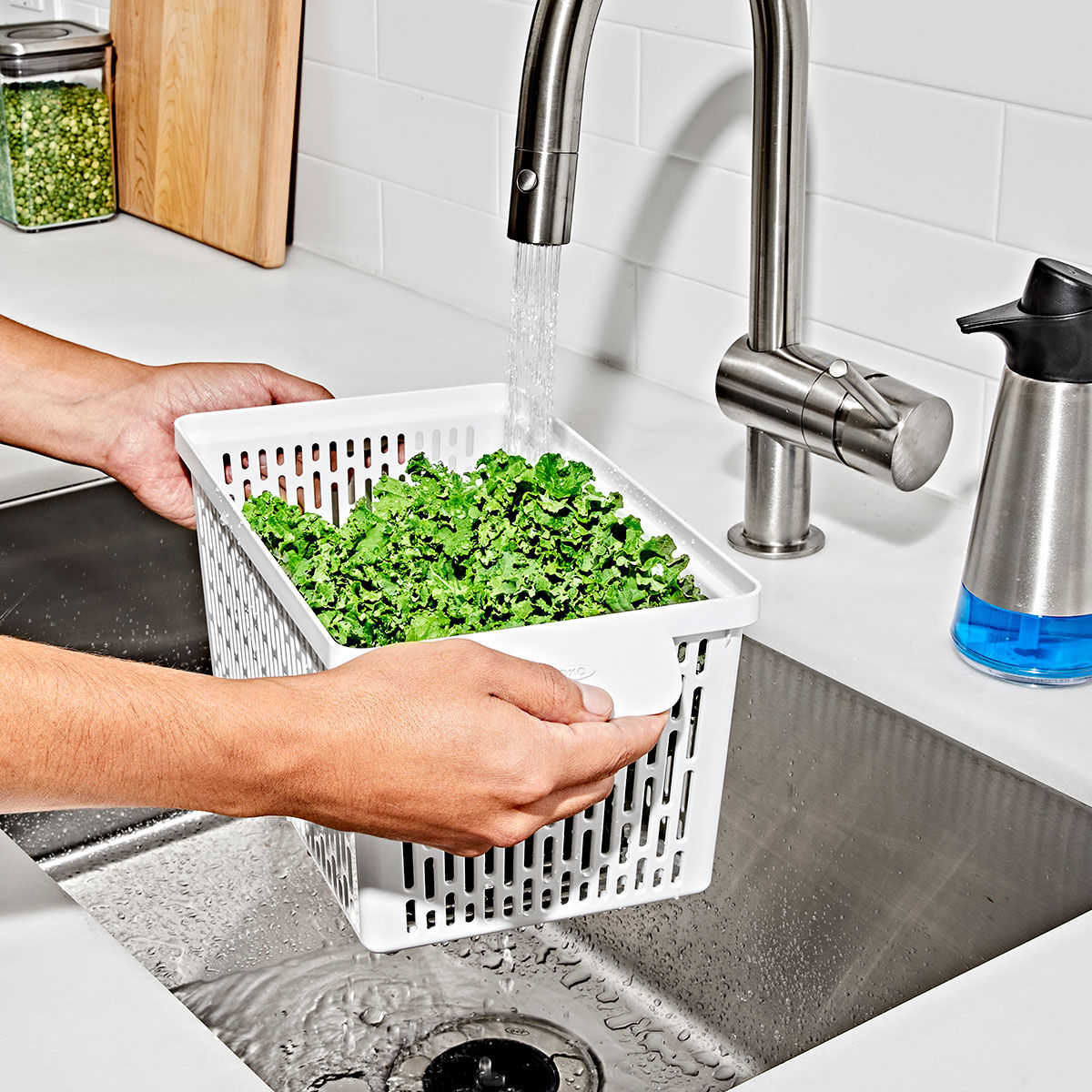 OXO オクソー 保存容器 ベジタブルキーパー ラージ ( プラスチック コンテナ 野菜保存容器 野菜用保存容器 ザル付き 水切り 食洗機対応 野菜用保存かご 野菜 保存 ベジタブル サラダボウル ハンドル付き 仕切り付き 冷蔵庫 透明 )