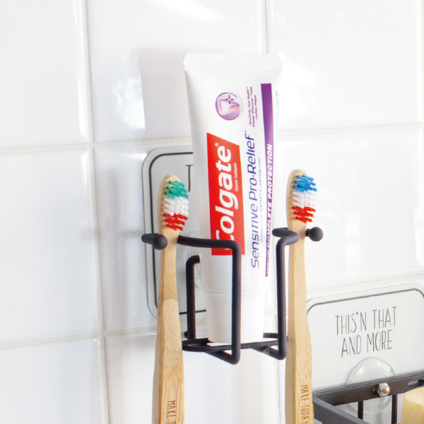 歯ブラシやチューブを壁掛けできる！洗面所に取り付けられるホルダーの
