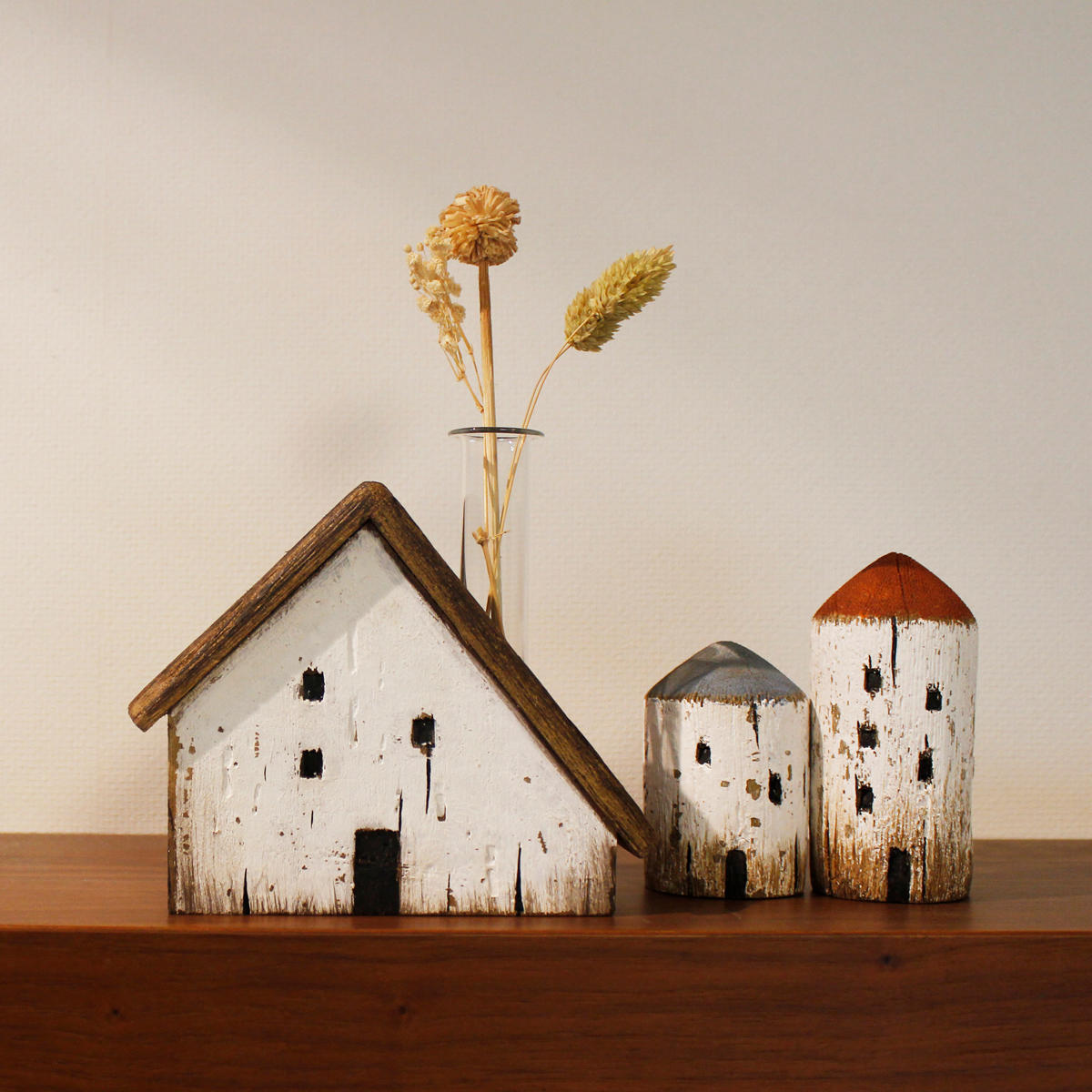 ノルディス 古木のオブジェ まるいお家S ( 置き物 オブジェ インテリア 飾り 家 おうち 建物 手のひらサイズ コンパクト 天然木 木製 かわいい おしゃれ ハンドメイド 飾る 街並み 風景 ミニチュア 玄関 トイレ リビング ニッチ )