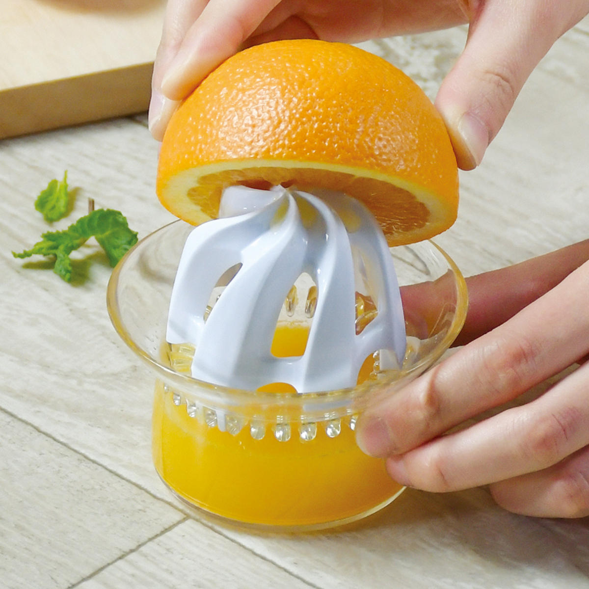 レモン絞り器 容器付き Simplice ジューサー ( レモンしぼり器 レモン 絞り器 レモンしぼり 手動 フルーツ オレンジ 柑橘 キッチン用品 キッチンツール キッチン小物 調理器具 製菓道具 調理小道具 下ごしらえ用品 )