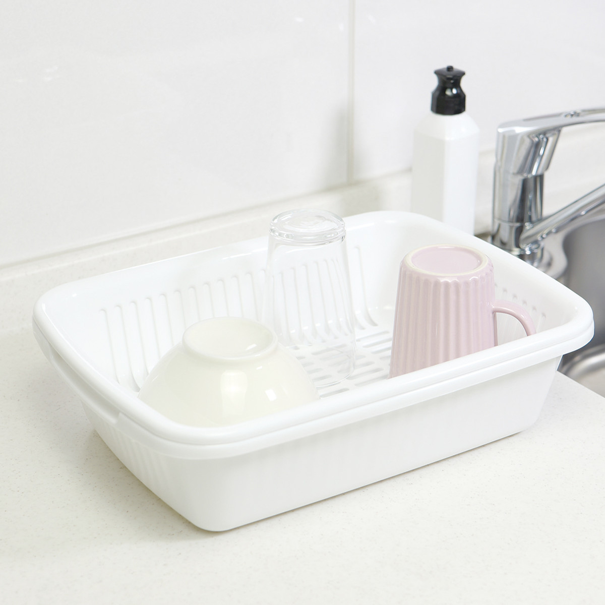 水切りラック キッチンスマイル 角型 水切りカゴ ( 水切りバスケット 水切りトレー ザル バット コンパクト プラスチック 日本製 洗い桶 食器 洗い 乾燥 ラック ディッシュラック ちょっと洗い 白 ホワイト )