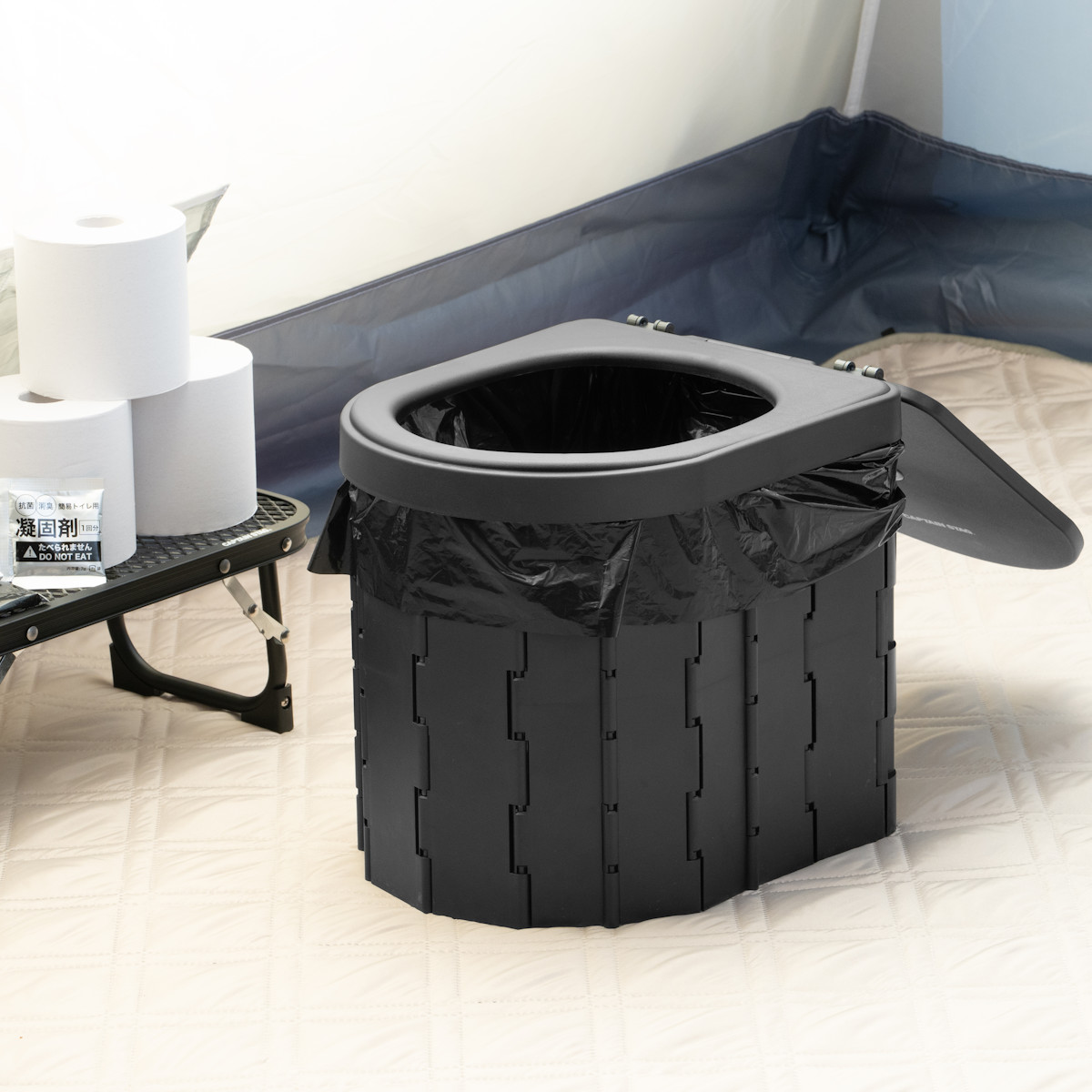 簡易トイレ ポータブルトイレ D型 折りたたみ コンパクト ゴミ袋 凝固剤 収納袋付き （ 携帯トイレ 災害用トイレ 非常用トイレ 防災グッズ 災害 防災 災害時 持ち運び 折り畳み 寝室 簡易 緊急時 黒 ブラック おしゃれ ）