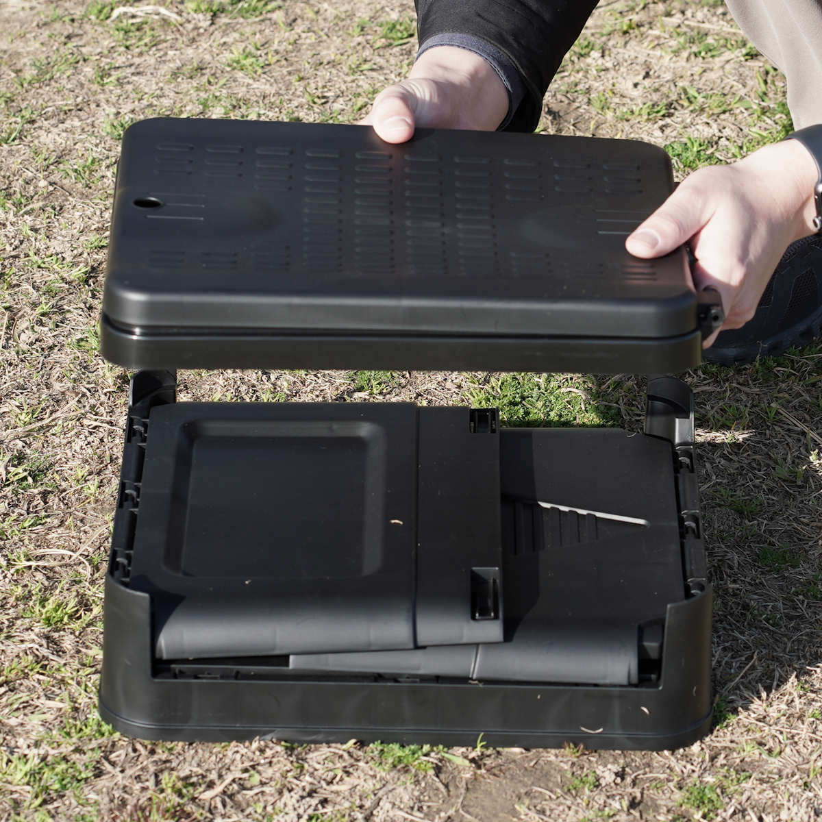 簡易トイレ ポータブルトイレ スクウェア 折りたたみ コンパクト ゴミ袋 凝固剤 収納袋付き ( 携帯トイレ 災害用トイレ 非常用トイレ 防災グッズ 災害 防災 災害時 持ち運び 折り畳み 寝室 簡易 緊急時 黒 ブラック おしゃれ )