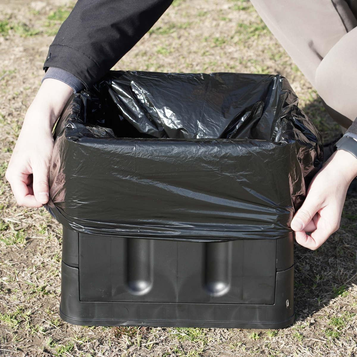 簡易トイレ ポータブルトイレ スクウェア 折りたたみ コンパクト ゴミ袋 凝固剤 収納袋付き ( 携帯トイレ 災害用トイレ 非常用トイレ 防災グッズ 災害 防災 災害時 持ち運び 折り畳み 寝室 簡易 緊急時 黒 ブラック おしゃれ )