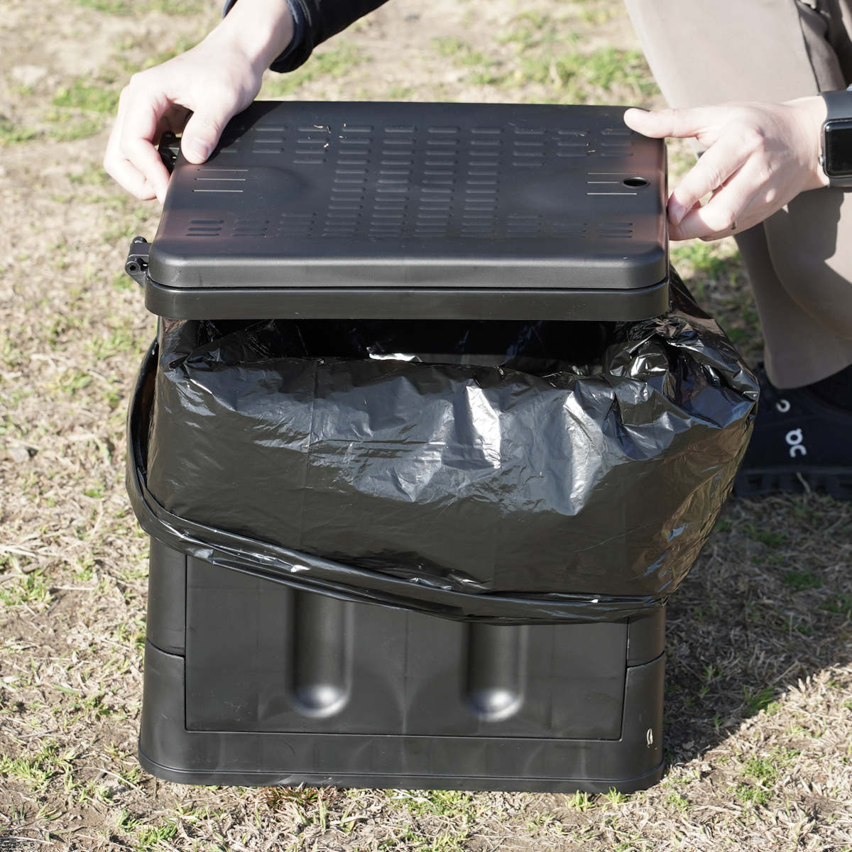 簡易トイレ ポータブルトイレ スクウェア 折りたたみ コンパクト ゴミ袋 凝固剤 収納袋付き ( 携帯トイレ 災害用トイレ 非常用トイレ 防災グッズ 災害 防災 災害時 持ち運び 折り畳み 寝室 簡易 緊急時 黒 ブラック おしゃれ )