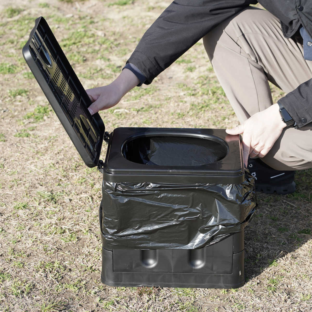 簡易トイレ ポータブルトイレ スクウェア 折りたたみ コンパクト ゴミ袋 凝固剤 収納袋付き ( 携帯トイレ 災害用トイレ 非常用トイレ 防災グッズ 災害 防災 災害時 持ち運び 折り畳み 寝室 簡易 緊急時 黒 ブラック おしゃれ )