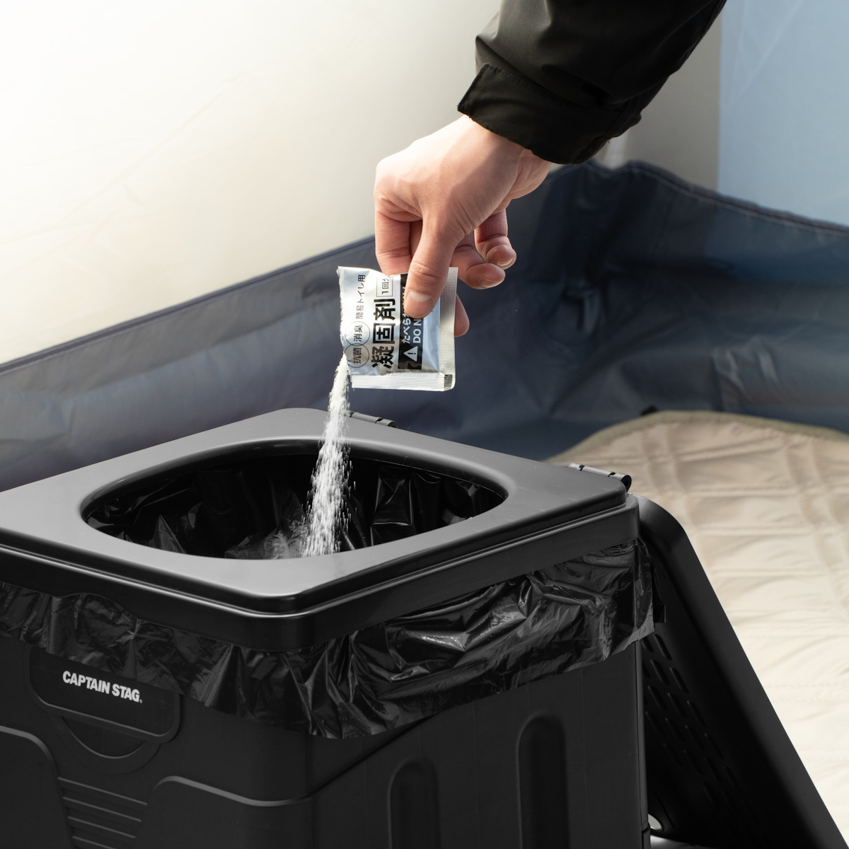 簡易トイレ ポータブルトイレ スクウェア 折りたたみ コンパクト ゴミ袋 凝固剤 収納袋付き ( 携帯トイレ 災害用トイレ 非常用トイレ 防災グッズ 災害 防災 災害時 持ち運び 折り畳み 寝室 簡易 緊急時 黒 ブラック おしゃれ )