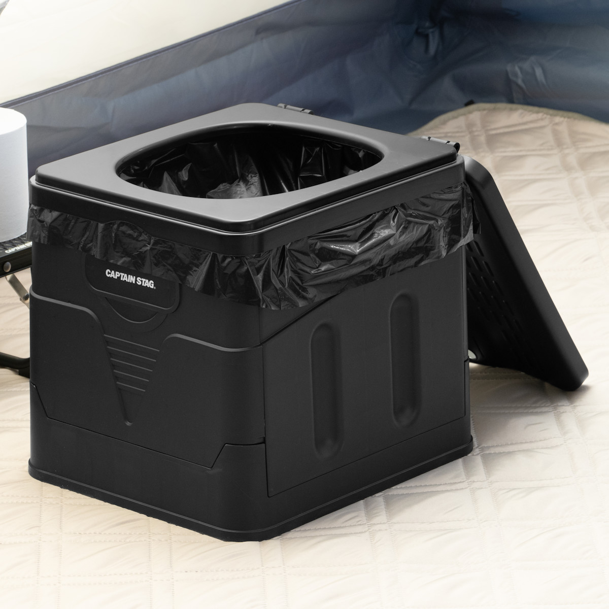 簡易トイレ ポータブルトイレ スクウェア 折りたたみ コンパクト ゴミ袋 凝固剤 収納袋付き ( 携帯トイレ 災害用トイレ 非常用トイレ 防災グッズ 災害 防災 災害時 持ち運び 折り畳み 寝室 簡易 緊急時 黒 ブラック おしゃれ )