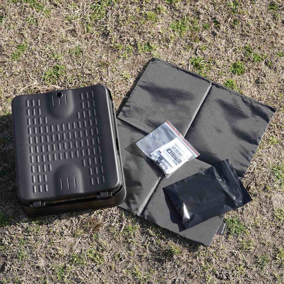 簡易トイレ ポータブルトイレ スクウェア 折りたたみ コンパクト ゴミ袋 凝固剤 収納袋付き ( 携帯トイレ 災害用トイレ 非常用トイレ 防災グッズ 災害 防災 災害時 持ち運び 折り畳み 寝室 簡易 緊急時 黒 ブラック おしゃれ )