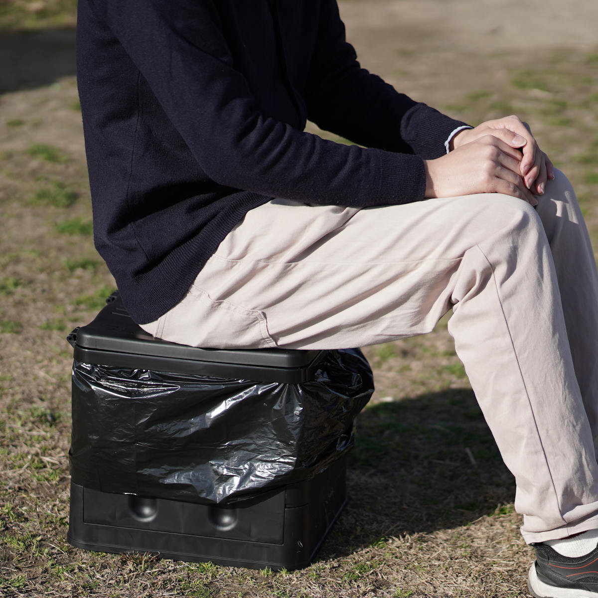簡易トイレ ポータブルトイレ スクウェア 折りたたみ コンパクト ゴミ袋 凝固剤 収納袋付き ( 携帯トイレ 災害用トイレ 非常用トイレ 防災グッズ 災害 防災 災害時 持ち運び 折り畳み 寝室 簡易 緊急時 黒 ブラック おしゃれ )